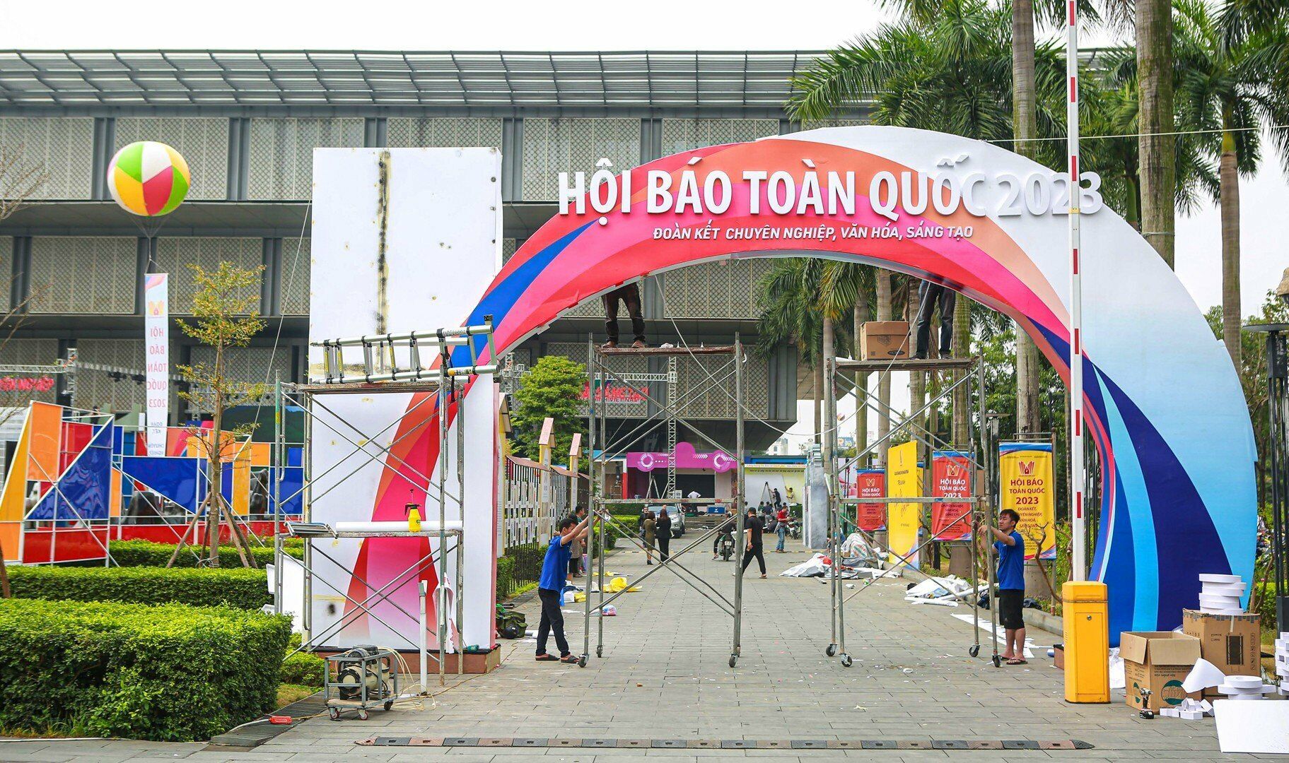 Chiều nay (16/3), tại Bảo t&agrave;ng H&agrave; Nội, đường Phạm H&ugrave;ng, phường Mễ Tr&igrave;, quận Nam Từ Li&ecirc;m, TP H&agrave; Nội, c&ocirc;ng t&aacute;c chuẩn bị cho Hội b&aacute;o to&agrave;n quốc năm 2023 diễn ra tất bật.