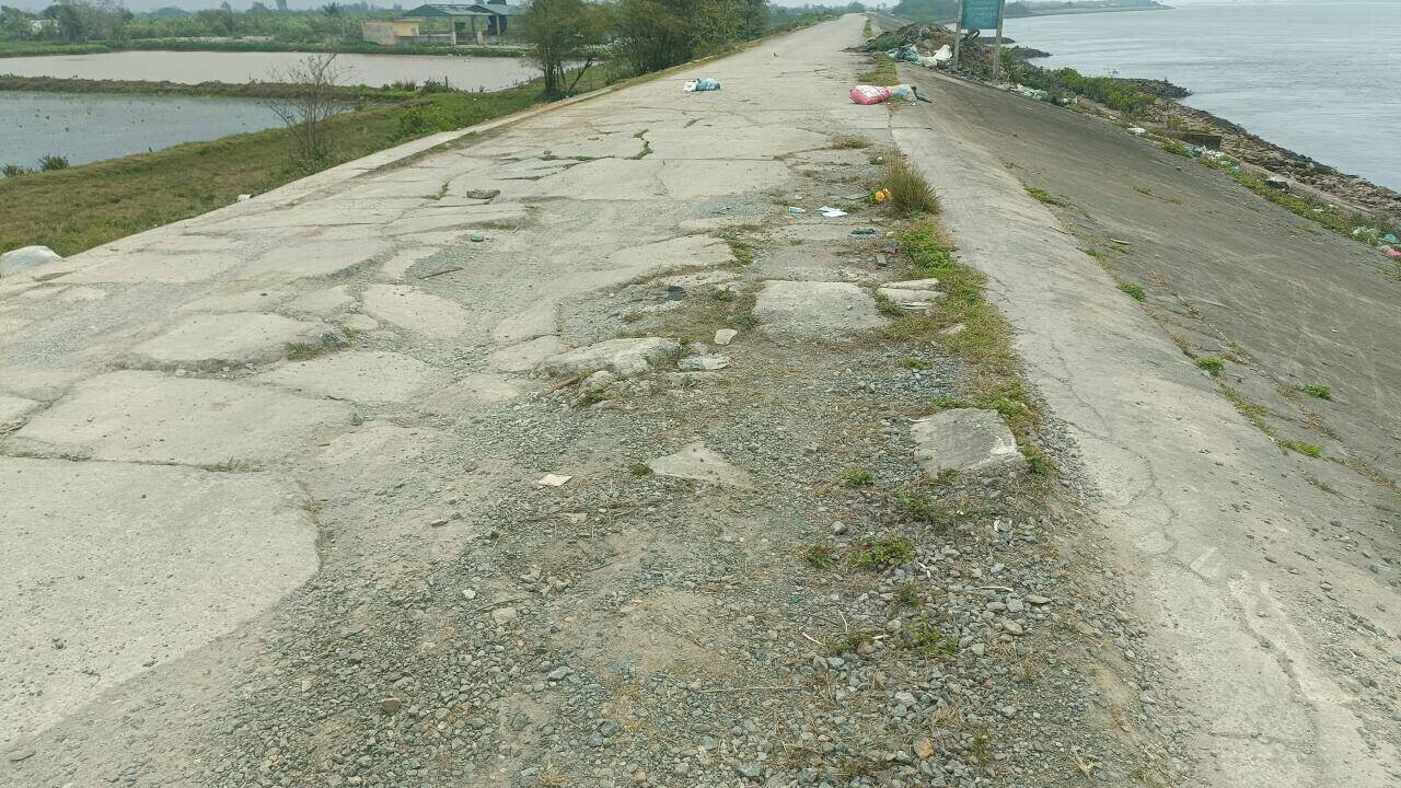 Cụ thể, tr&ecirc;n đường đ&ecirc; cửa s&ocirc;ng Tả Hồng H&agrave;, tại Km 4+130 (cống Tr&ugrave;ng Lang, thuộc th&ocirc;n Phương Giang, x&atilde; Nam Hồng) đến Km 8+00 (thuộc x&atilde; Nam Hưng, huyện Tiền Hải), nhiều đoạn đường đ&ecirc; bị đứt g&atilde;y th&agrave;nh từng tảng, sụt l&uacute;n c&oacute; điểm s&acirc;u tr&ecirc;n 20cm; r&aacute;c thải sinh hoạt chất th&agrave;nh đống ngay s&aacute;t ch&acirc;n v&agrave; tr&agrave;n cả ra mặt đ&ecirc;.