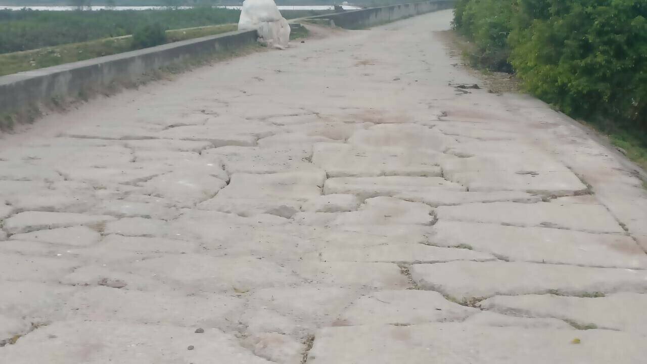 Sau khi ghi nhận hiện trạng tại khu vực n&oacute;i tr&ecirc;n, PV B&aacute;o Giao th&ocirc;ng đ&atilde; li&ecirc;n hệ, phản &aacute;nh với &ocirc;ng Nguyễn Mạnh Khương, Ph&oacute; Gi&aacute;m đốc Sở N&ocirc;ng nghiệp v&agrave; ph&aacute;t triển n&ocirc;ng th&ocirc;n tỉnh Th&aacute;i B&igrave;nh. &Ocirc;ng Khương cho biết, sẽ giao c&aacute;n bộ chuy&ecirc;n m&ocirc;n phụ tr&aacute;ch lĩnh vực, Hạt Quản l&yacute; đ&ecirc; điều huyện Tiền Hải kiểm tra x&aacute;c minh, đề xuất phương &aacute;n xử l&yacute; v&agrave; phản hồi đến B&aacute;o Giao th&ocirc;ng.