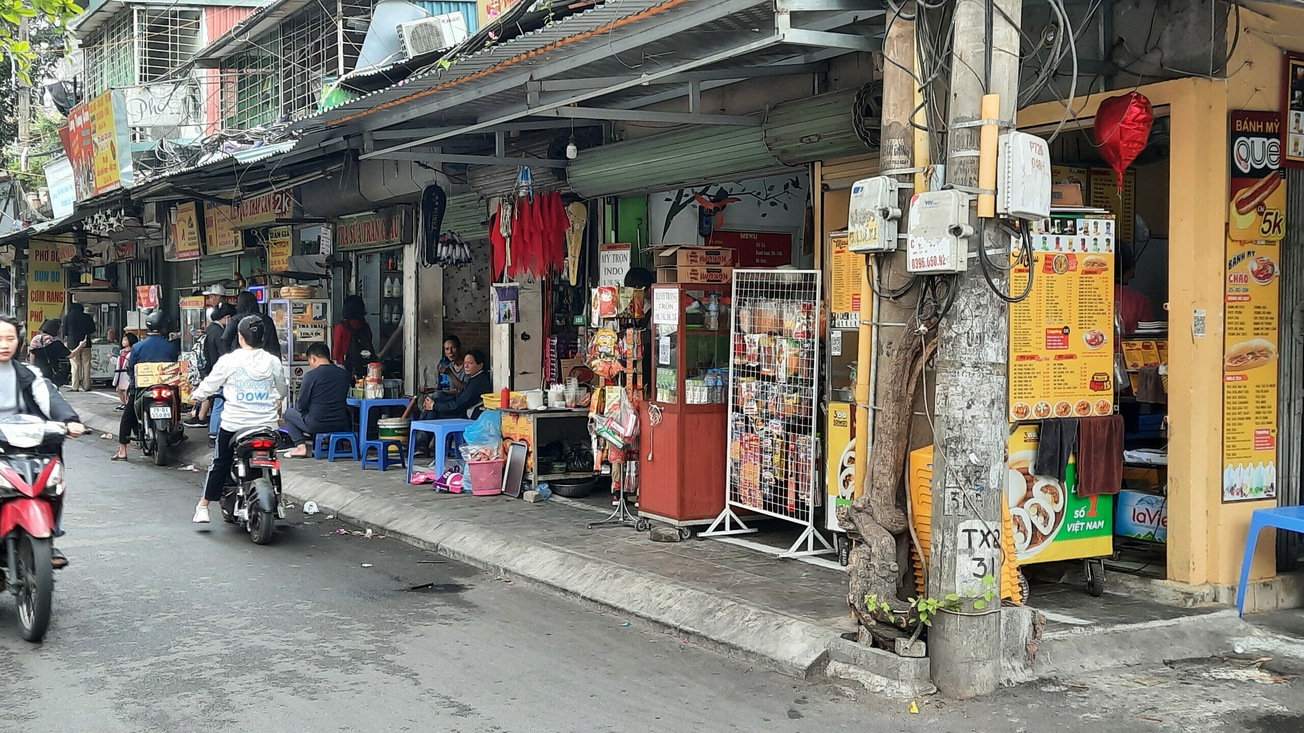"Hiện nay ch&uacute;ng t&ocirc;i đ&atilde; y&ecirc;u cầu lực lượng d&acirc;n ph&ograve;ng x&oacute;a vạch kẻ tr&ecirc;n những vỉa h&egrave; kh&ocirc;ng đủ ti&ecirc;u chuẩn. Việc n&agrave;y sẽ được tiến h&agrave;nh xong trong v&agrave;i h&ocirc;m nữa", Chủ tịch UBND phường Thanh Xu&acirc;n Bắc n&oacute;i.