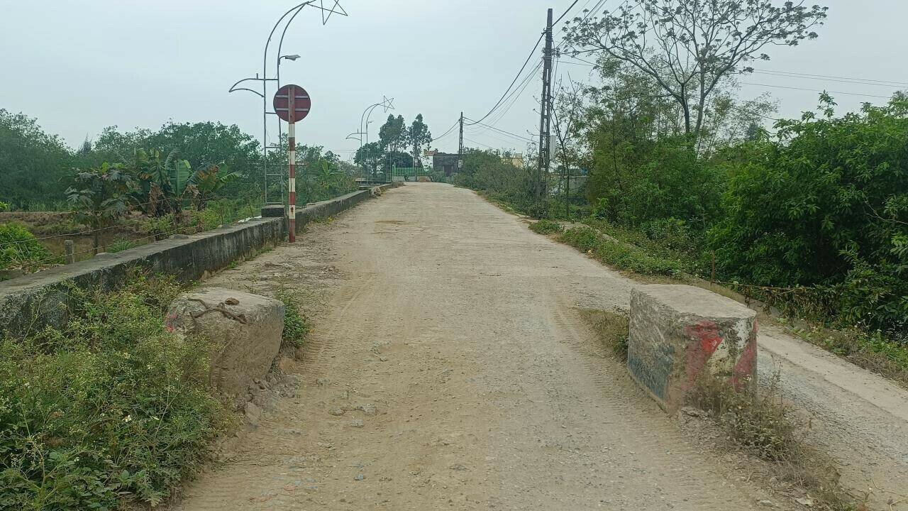 Mặc d&ugrave; tr&ecirc;n tuyến đ&ecirc; biển số 5, đ&ecirc; cửa s&ocirc;ng tả Hồng H&agrave; đ&atilde; được đầu tư c&aacute;c cục hạn chế xe qu&aacute; tải, nhưng dường như c&aacute;c vật cản n&agrave;y kh&ocirc;ng ngăn được xe tải trọng lớn đi v&agrave;o đường đ&ecirc;.