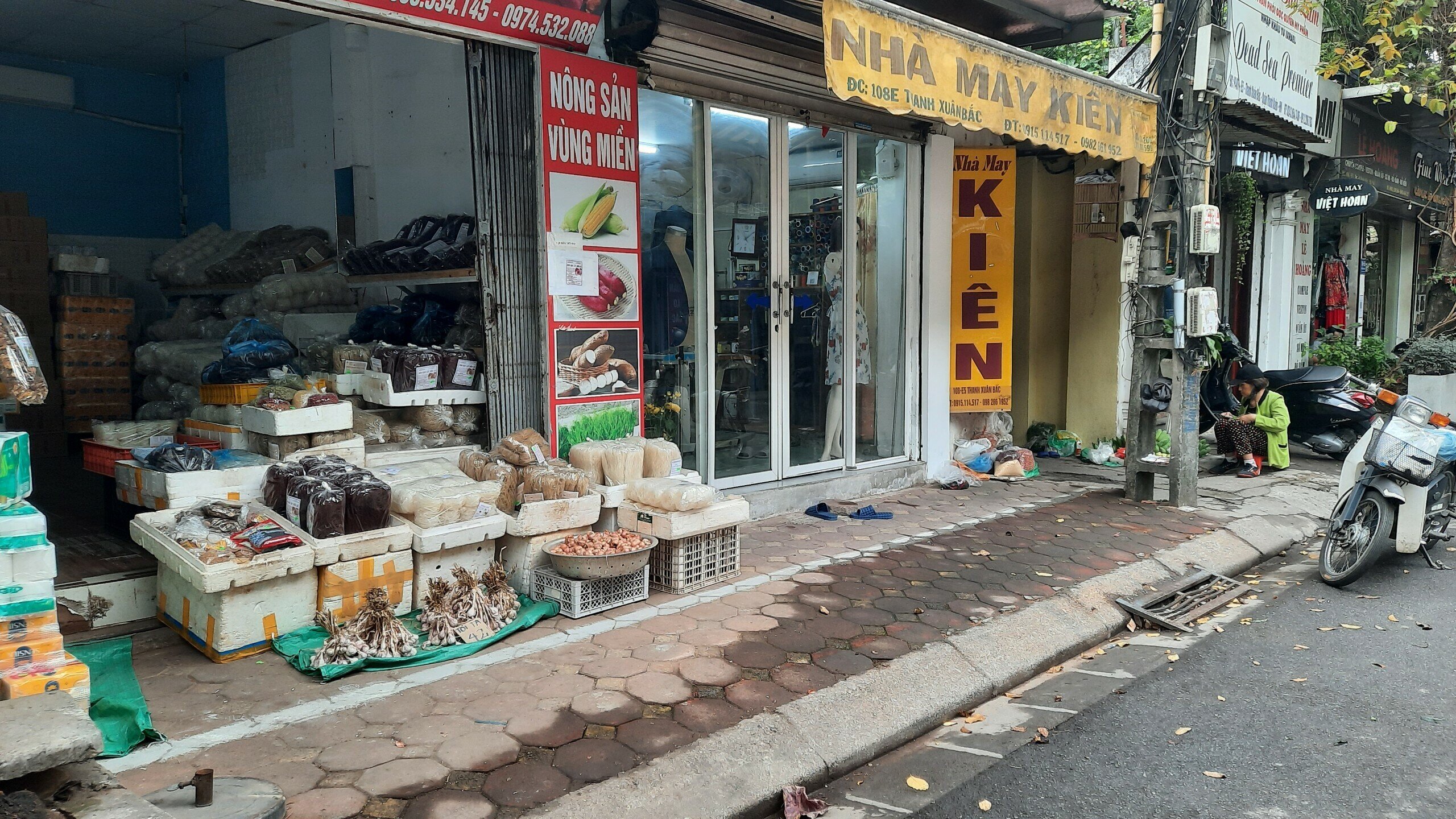 Cận cảnh vạch kẻ sơn khiến vỉa h&egrave; ở ng&otilde; 116 Lương Thế Vinh chỉ c&ograve;n 1 gang tay.