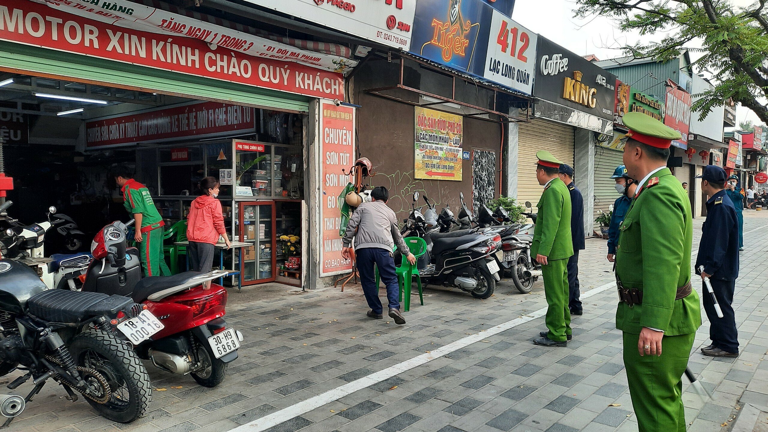 Theo Quyết định 09/2018/QĐ-UBND của TP H&agrave; Nội ban h&agrave;nh quy định về quản l&yacute;, khai th&aacute;c v&agrave; bảo tr&igrave; hệ thống đường đ&ocirc; thị, c&aacute;c vỉa h&egrave; từ 3 m trở l&ecirc;n v&agrave; thuộc danh mục c&aacute;c tuyến đường c&oacute; điều kiện vỉa h&egrave; rộng r&atilde;i th&igrave; cho nh&acirc;n d&acirc;n để xe hai b&aacute;nh tự quản. Ảnh chụp tại đường Lạc Long Qu&acirc;n, phường Nhật T&acirc;n, quận T&acirc;y Hồ.