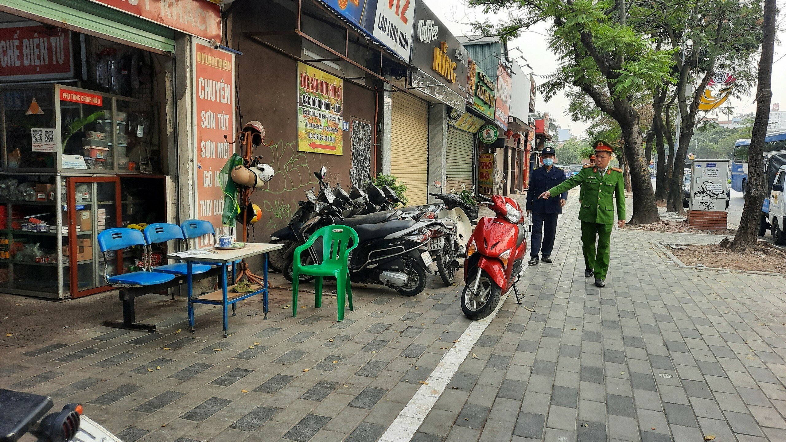 Những vị tr&iacute; n&agrave;y chỉ được ph&eacute;p để xe 2 b&aacute;nh, tuyệt đối kh&ocirc;ng được sử dụng để kinh doanh. Người d&acirc;n cho biết, khi c&aacute;c tuyến phố được kẻ vạch sơn, c&ugrave;ng với sự ra qu&acirc;n của lực lượng chức năng, nhiều vỉa h&egrave; đ&atilde; th&ocirc;ng tho&aacute;ng, quang đ&atilde;ng phục vụ người đi bộ.