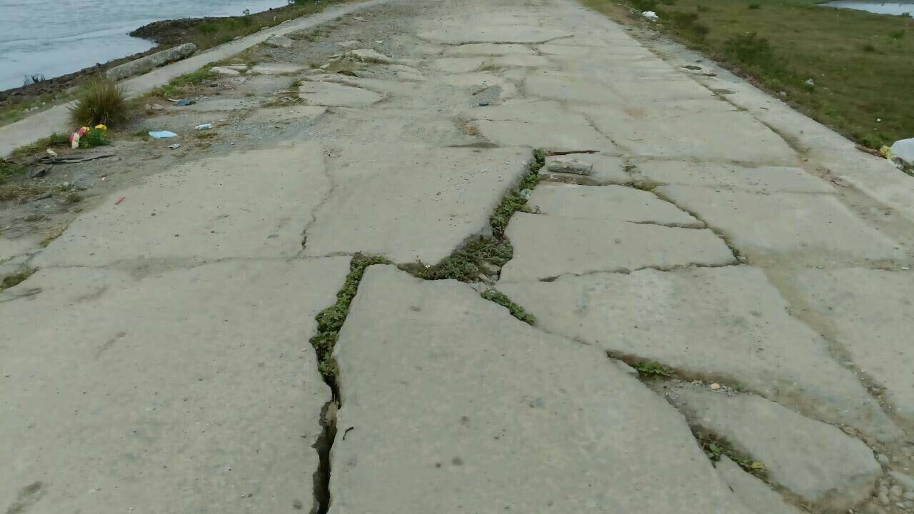 C&ograve;n tr&ecirc;n đường đ&ecirc; biển số 5 tr&ecirc;n địa b&agrave;n x&atilde; Nam Hưng, huyện Tiền Hải, ghi nhận từ Km 8+00 - Km 3+00 thuộc địa b&agrave;n x&atilde; Nam Ph&uacute;, nhiều đoạn cũng bị hư hỏng nặng, lớp b&ecirc; t&ocirc;ng phủ mặt đ&ecirc; đ&atilde; bị nứt nẻ, đứt g&atilde;y, bong l&ecirc;n từng mảng, rung bần bật mỗi khi c&oacute; xe chạy qua.