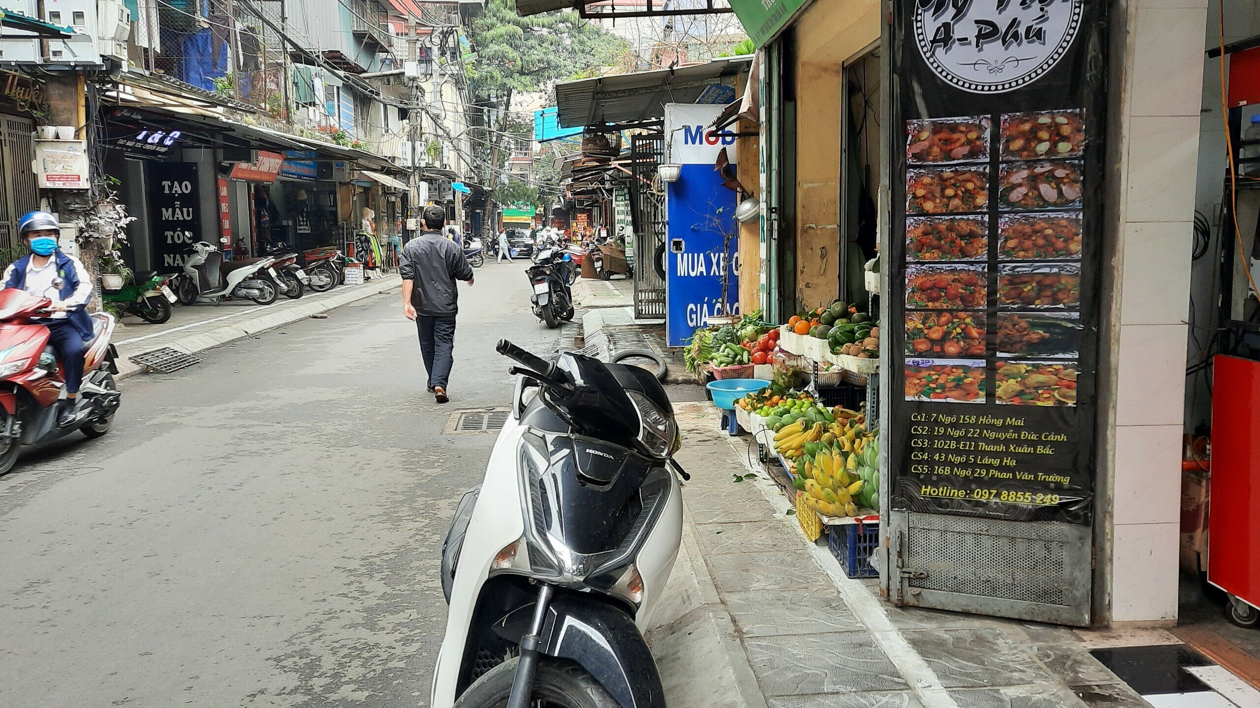 Người d&acirc;n ở đ&acirc;y cho biết, những vạch kẻ sơn n&agrave;y vừa được lực lượng chức năng phường Thanh Xu&acirc;n Bắc kẻ được v&agrave;i ng&agrave;y để x&aacute;c định đường d&agrave;nh cho người đi bộ.