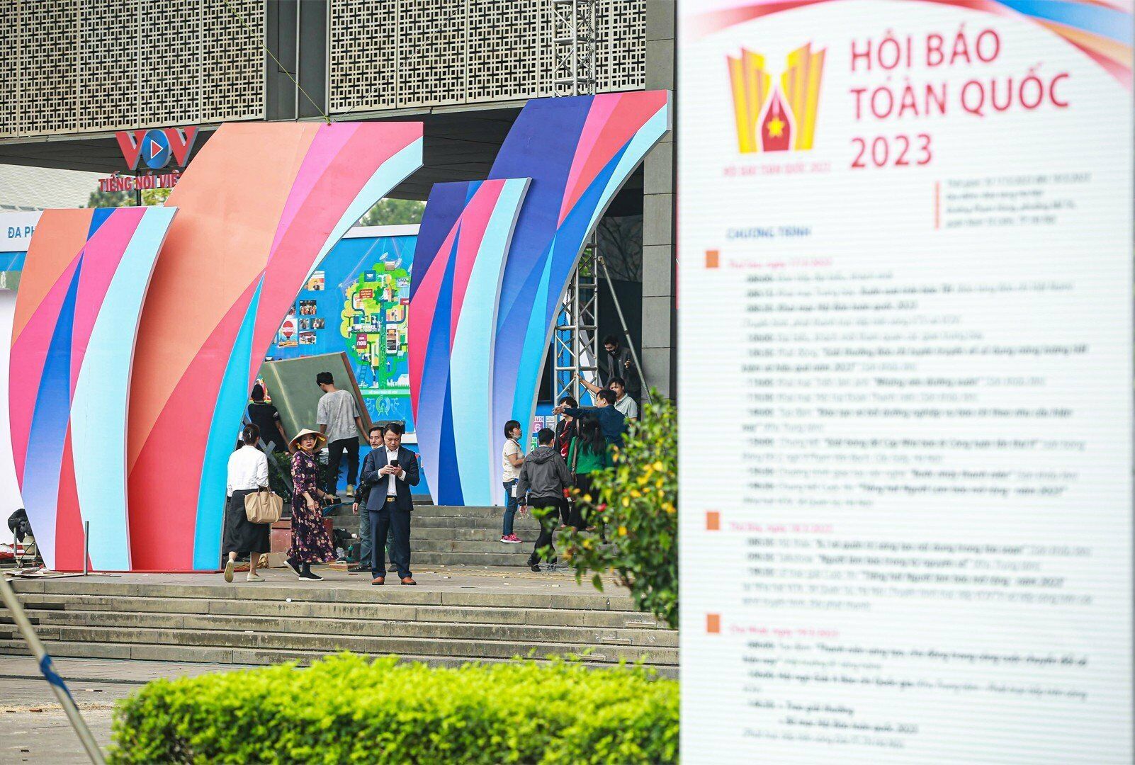 Kh&ocirc;ng kh&iacute; khẩn trương của Ban Tổ chức cũng như c&aacute;c cơ quan b&aacute;o ch&iacute; được thể hiện ở ngay khu vực lối đi, cổng ch&iacute;nh v&agrave;o Hội b&aacute;o to&agrave;n quốc 2023.