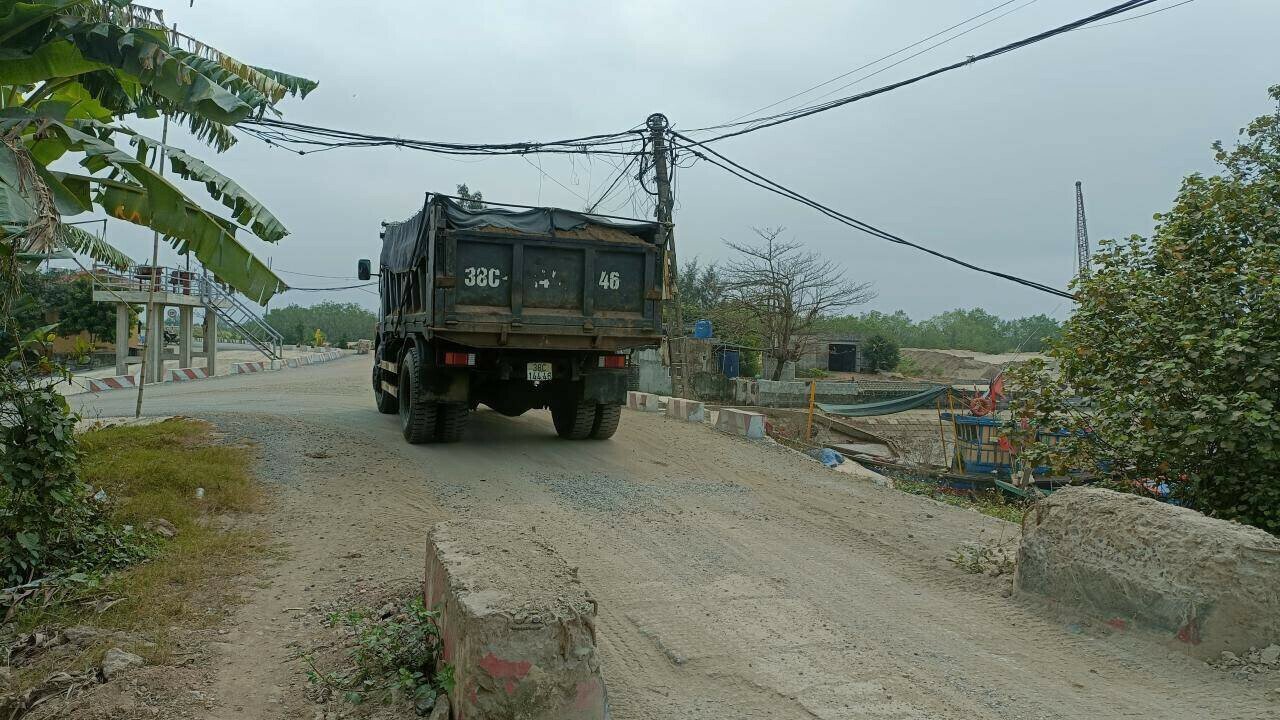 "Ng&agrave;y n&agrave;o xe chở vật liệu x&acirc;y dựng cũng ầm ầm đi tr&ecirc;n đường đ&ecirc;, to&agrave;n loại xe c&oacute; tải trọng 15 - 20 tấn trong khi tải trọng cho ph&eacute;p của đường đ&ecirc; chỉ d&agrave;nh cho xe từ 7,5 - 12 tấn. Những chỗ mặt đường bị xe đầm n&aacute;t l&acirc;u ng&agrave;y kh&ocirc;ng được v&aacute; v&iacute;u, tu sửa n&ecirc;n c&agrave;ng nhanh xuống cấp", &ocirc;ng N.V.A. bức x&uacute;c cho biết.