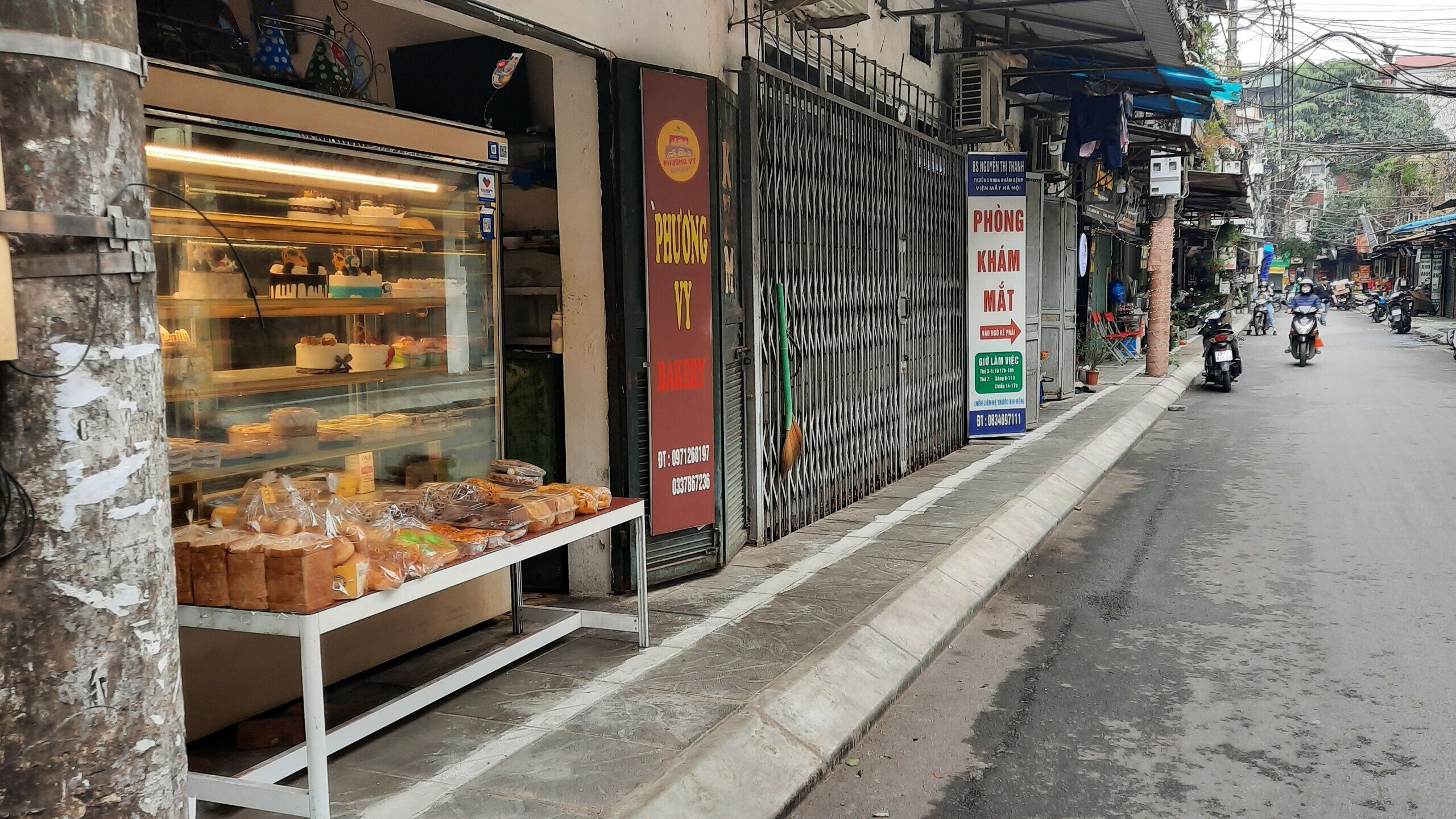 "Vỉa h&egrave; v&agrave;i chục cm m&agrave; cơ quan chức năng lại kẻ vạch thế n&agrave;y th&igrave; c&ograve;n đ&acirc;u lối cho người đi bộ. Theo t&ocirc;i được biết th&igrave; vỉa h&egrave; phải ngo&agrave;i 3m th&igrave; mới vạch sơn như thế n&agrave;y", một người d&acirc;n ở phường Thanh Xu&acirc;n Bắc cho hay.