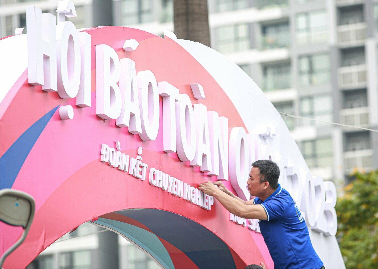 Từng chi tiết ở cổng ch&agrave;o đang được trang tr&iacute; tỉ mỉ để tạo sự bắt mắt nhất.