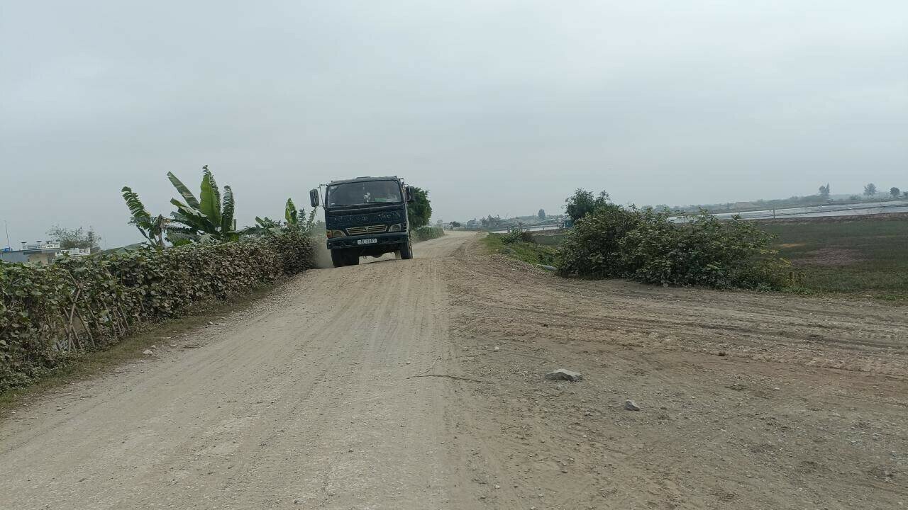 &Ocirc;ng N.V.A. (54 tuổi, tr&uacute; th&ocirc;n Phương Giang, x&atilde; Nam Hồng, huyện Tiền Hải) cho biết, mặc d&ugrave; nhiều năm qua, Nh&agrave; nước đ&atilde; r&oacute;t tiền tỷ để t&ocirc;n đắp, trải b&ecirc; t&ocirc;ng, cứng h&oacute;a mặt v&agrave; m&aacute;i đ&ecirc;.

Tuy nhi&ecirc;n, trong khu vực c&oacute; nhiều b&atilde;i chứa vật liệu x&acirc;y dựng, n&ecirc;n nhiều xe tải trọng lớn ng&agrave;y đ&ecirc;m qua lại, khiến nhiều đoạn tuyến đường đ&ecirc; xuống cấp nhanh ch&oacute;ng.