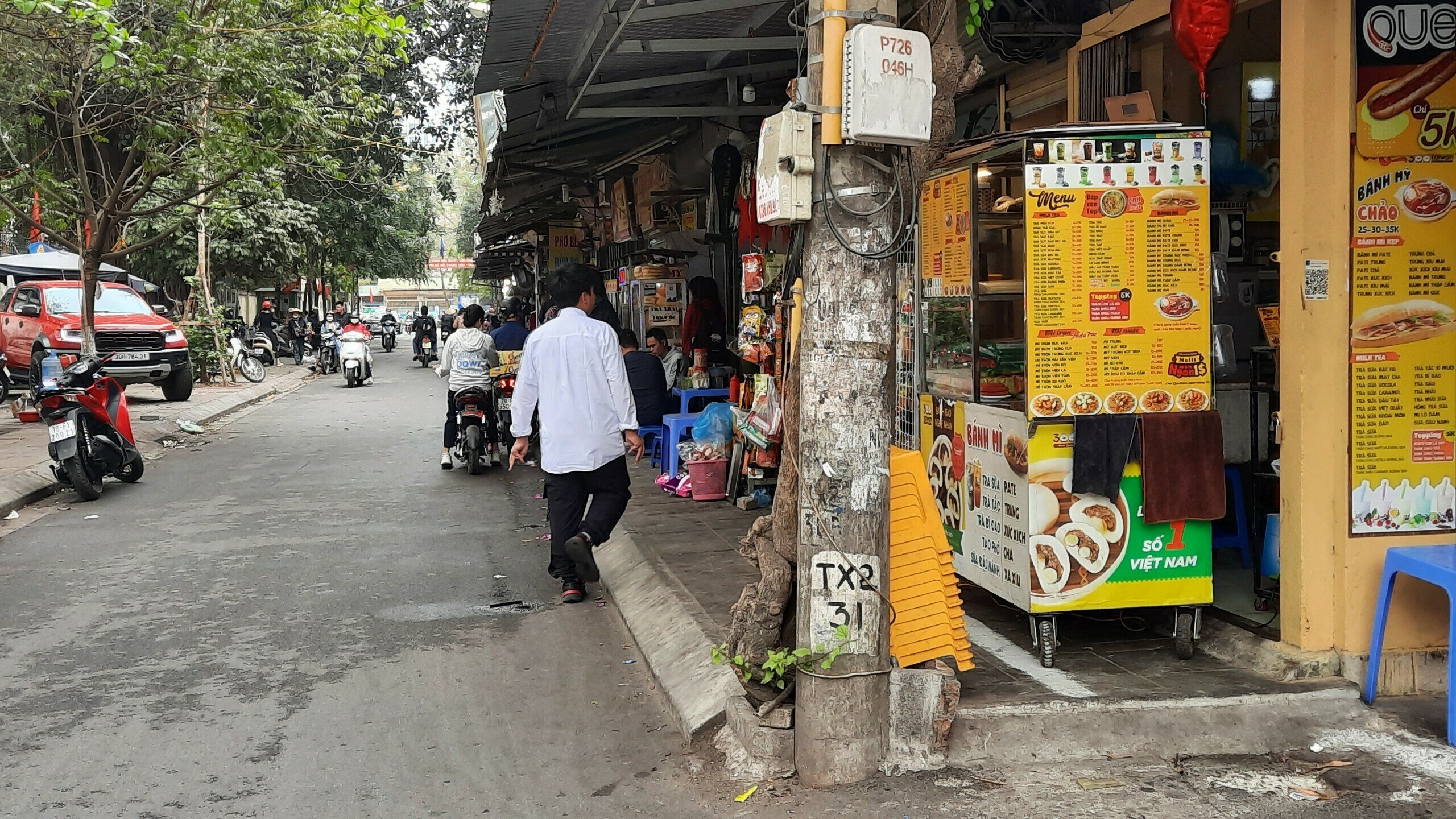 Ghi nhận thực tế cho thấy, v&igrave; kh&ocirc;ng c&oacute; kh&ocirc;ng gian đi bộ kh&ocirc;ng &iacute;t người d&acirc;n đ&atilde; phải đi xuống l&ograve;ng đường.