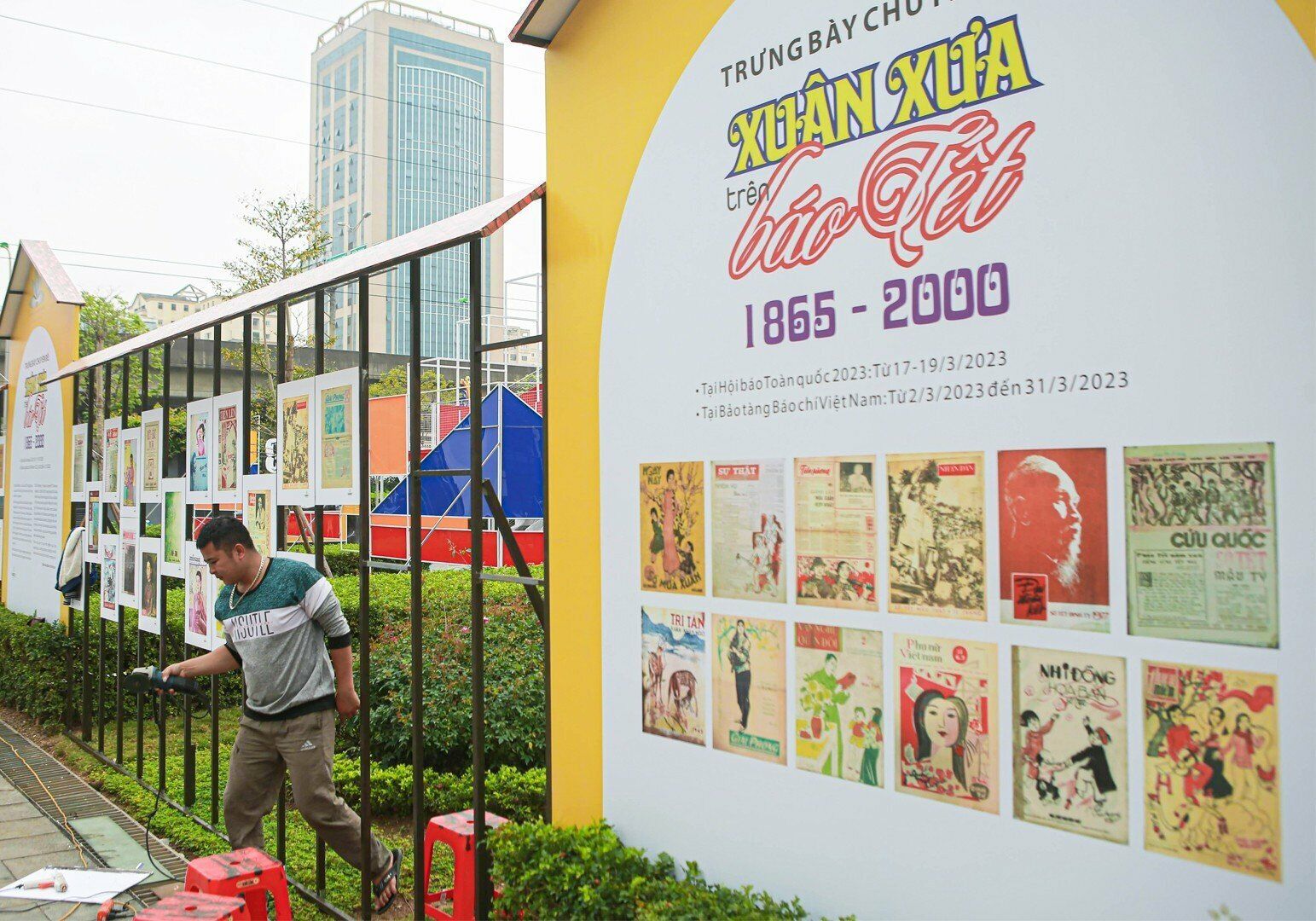 Dọc đường v&agrave;o sẽ l&agrave; loạt ảnh trưng b&agrave;y "Xu&acirc;n xưa tr&ecirc;n b&aacute;o Tết 1865 - 2000".