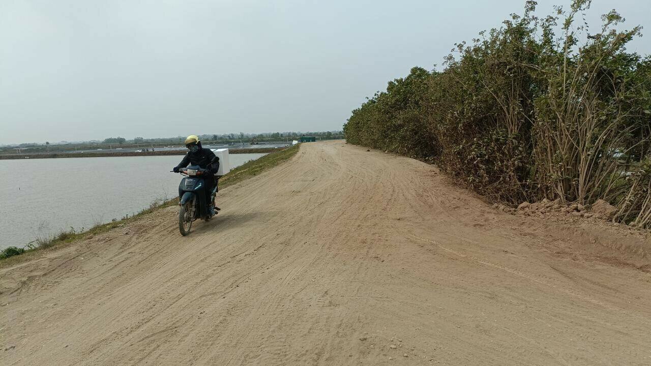 Nhiều đoạn đường bị đất, c&aacute;t phủ k&iacute;n mặt đ&ecirc;, c&oacute; đoạn những ống nước c&oacute; đường k&iacute;nh cỡ lớn được vắt ngang qua đ&ecirc; phủ lớp đ&aacute; dăm tạo th&agrave;nh từng đống tr&ecirc;n mặt đ&ecirc; khiến nhiều phương tiện v&agrave; người tham gia giao th&ocirc;ng tr&ecirc;n tuyến gặp rất nhiều kh&oacute; khăn, tiềm ẩn nguy cơ mất ATGT, TNGT cao.