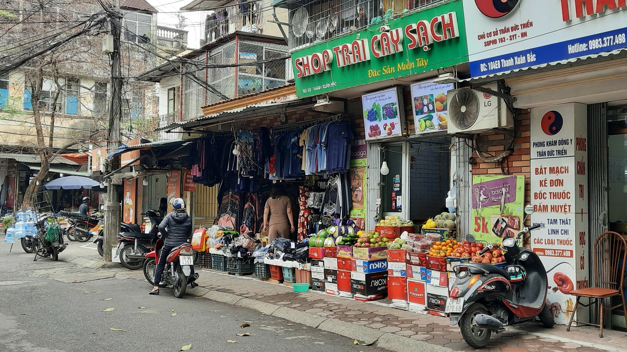 "C&ograve;n chỗ n&agrave;o để đi đ&acirc;u m&agrave; chẳng phải đi xuống l&ograve;ng đường, vỉa h&egrave; nhỏ như thế n&agrave;y rồi m&agrave; vẫn c&ograve;n kẻ vạch như vậy", chị Huệ, người d&acirc;n ở đ&acirc;y cho biết.