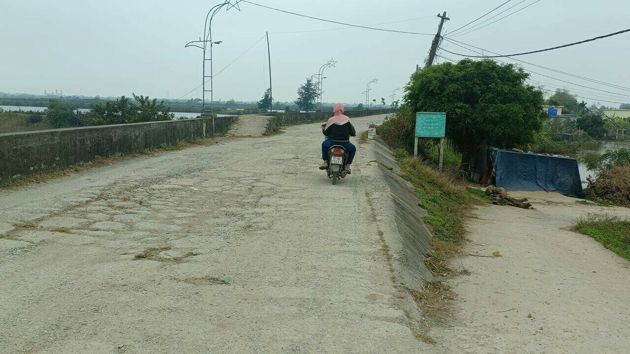 Những ng&agrave;y đầu th&aacute;ng 3/2023, PV B&aacute;o Giao th&ocirc;ng c&oacute; mặt tr&ecirc;n tuyến đường đ&ecirc; cửa s&ocirc;ng Tả Hồng H&agrave; thuộc th&ocirc;n Phương Giang, x&atilde; Nam Hồng, huyện Tiền Hải v&agrave; ghi nhận, những bức x&uacute;c, phản &aacute;nh của người d&acirc;n địa phương l&agrave; c&oacute; cơ sở.