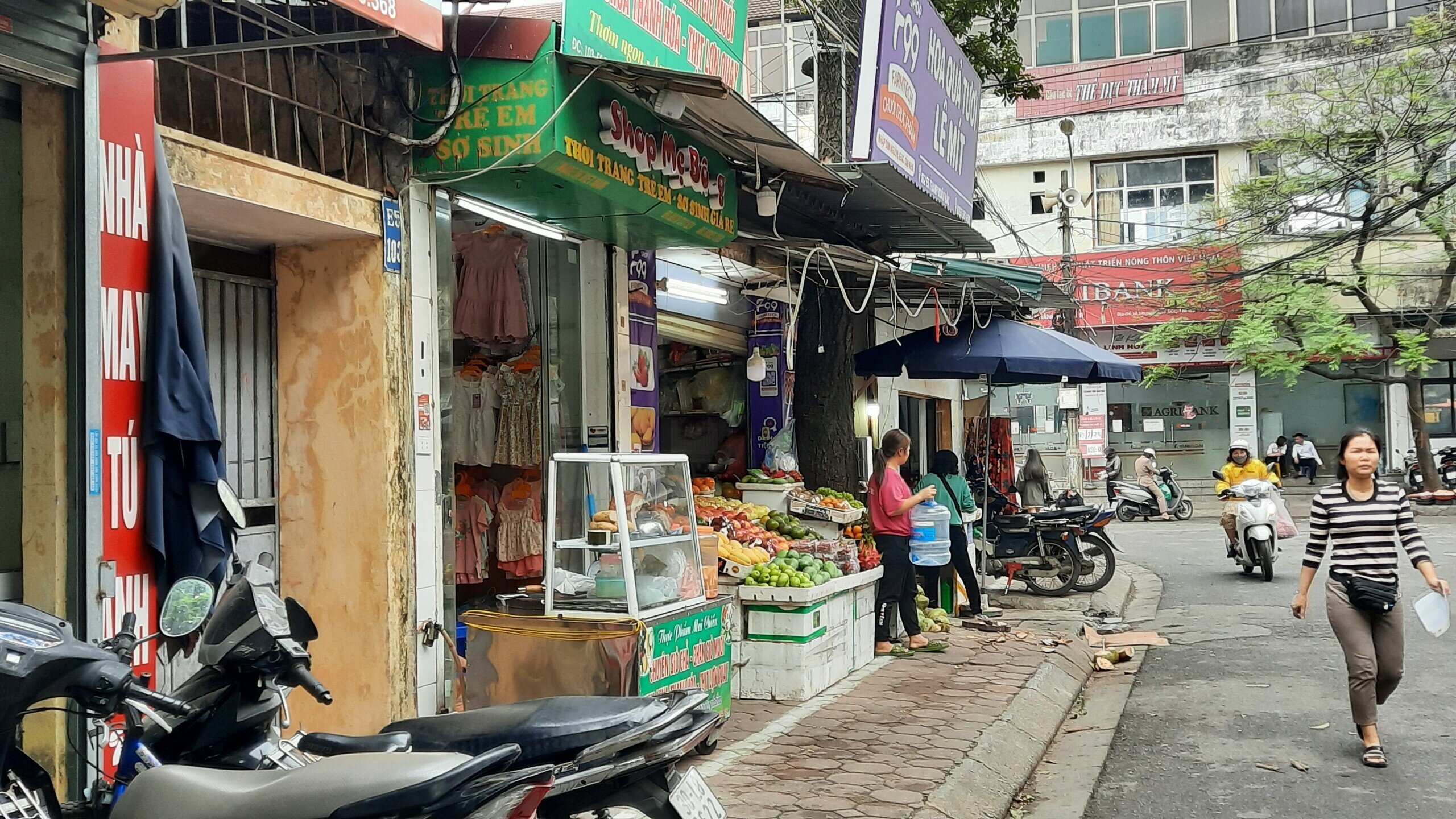 Tr&ecirc;n vỉa h&egrave;, ph&iacute;a trong vạch sơn trắng n&agrave;y, nhiều chủ của h&agrave;ng đ&atilde; b&agrave;y biện b&agrave;n ghế, h&agrave;ng h&oacute;a để phục vụ việc kinh doanh.