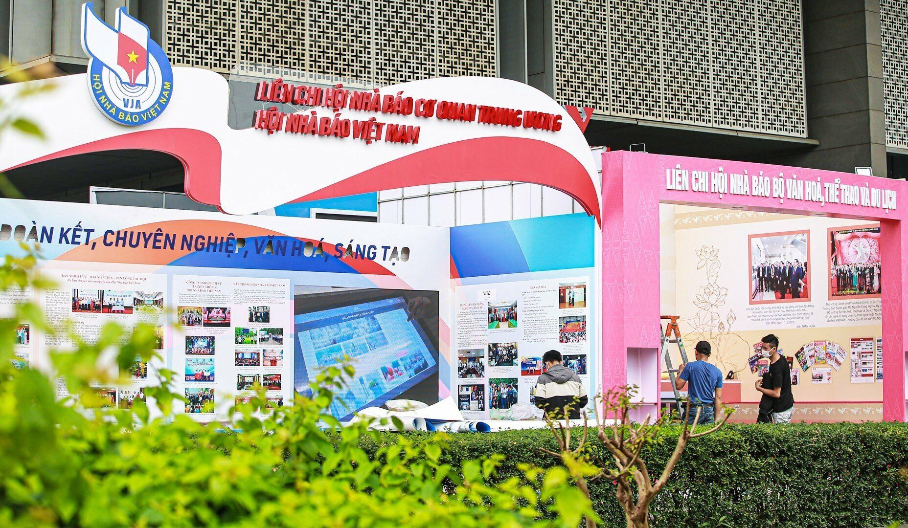 Khu vực trung t&acirc;m, sảnh ngo&agrave;i của Bảo t&agrave;ng H&agrave; Nội đang được lắp đặt hệ thống m&agrave;n h&igrave;nh lớn, phục vụ cho s&acirc;n khấu biểu diễn c&aacute;c tiết mục văn nghệ.