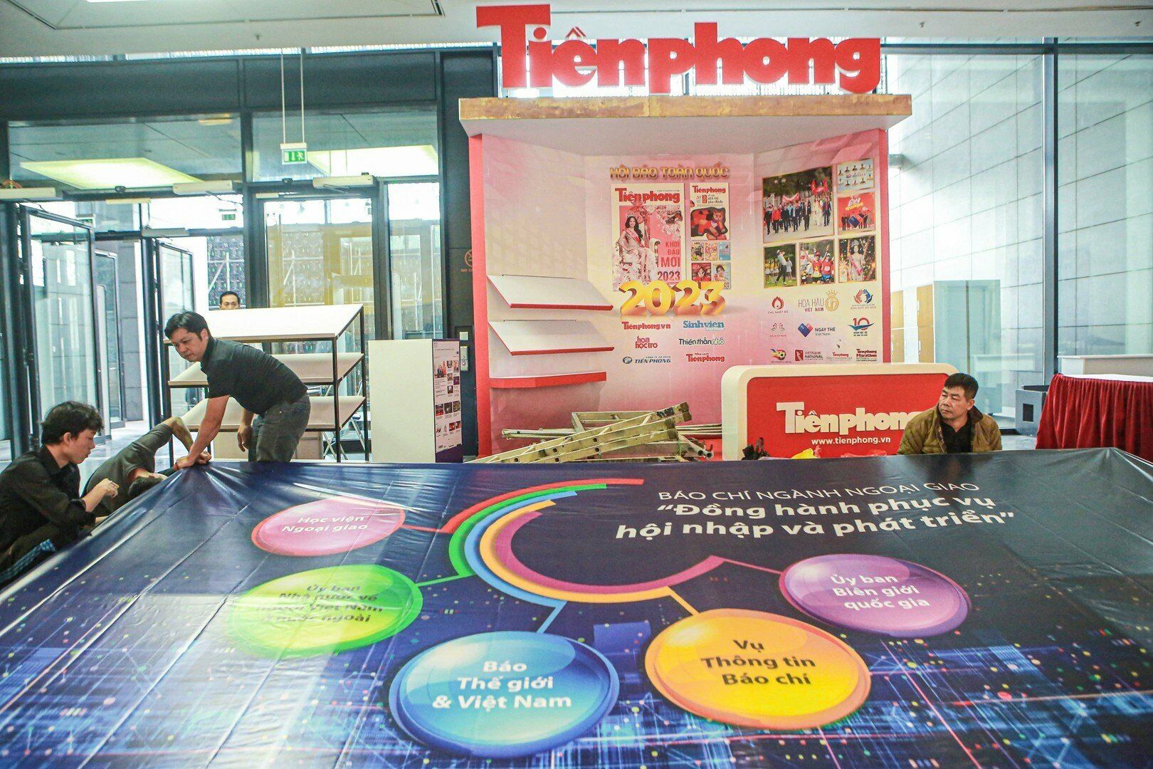 C&aacute;c đơn vị tham gia Hội b&aacute;o to&agrave;n quốc 2023 cũng đang gấp r&uacute;t ho&agrave;n thiện, chuẩn bị cho khai mạc.