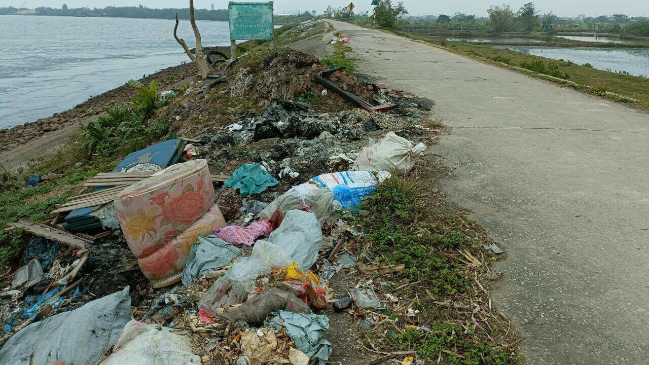 R&aacute;c thải sinh hoạt được chất đống tr&ecirc;n th&agrave;nh đ&ecirc;, mặt đ&ecirc; rất mất vệ sinh v&agrave; g&acirc;y phản cảm