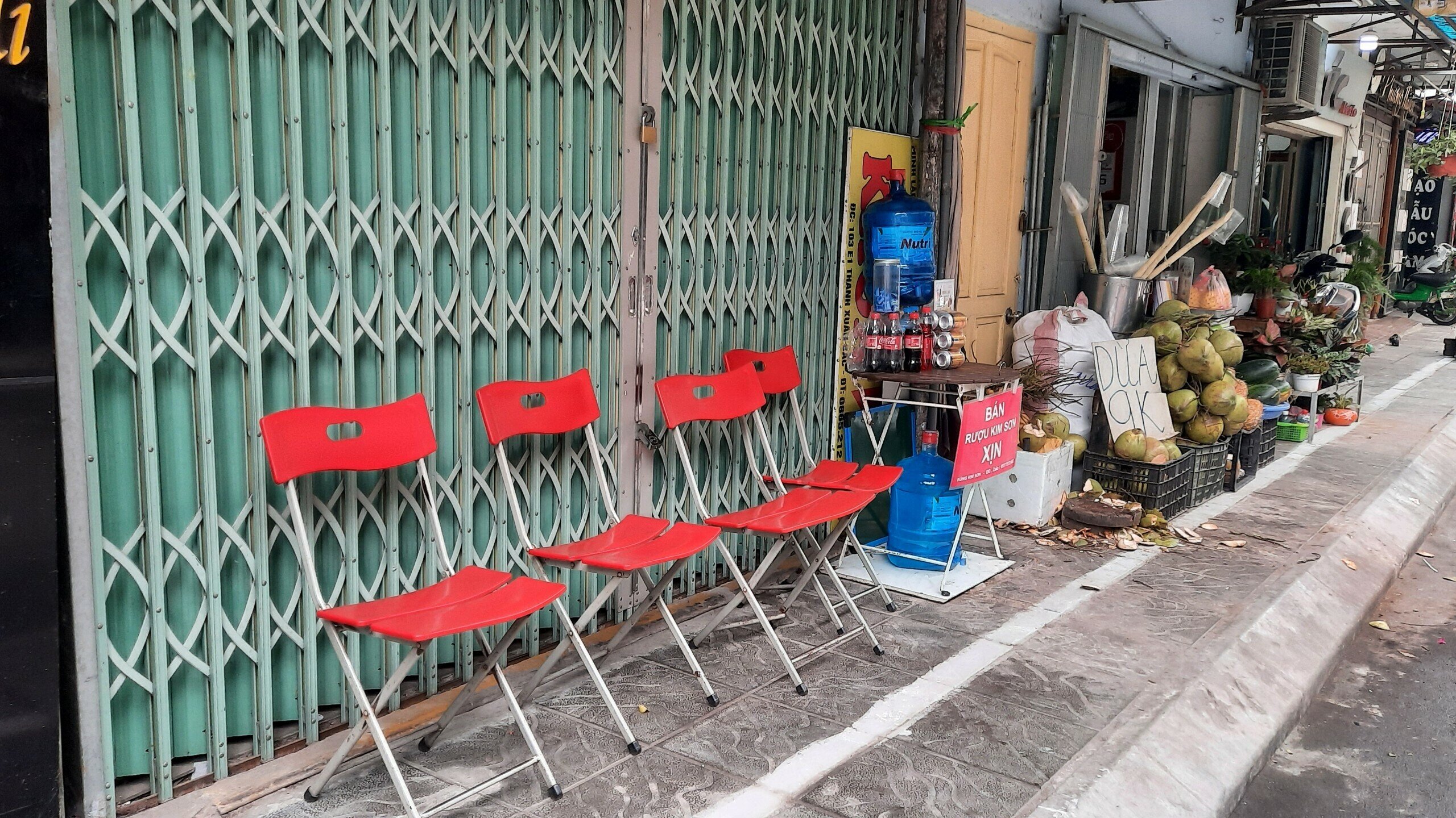 Trao đổi với PV B&aacute;o Giao th&ocirc;ng, &ocirc;ng Nguyễn Ho&agrave;ng Điệp, Chủ tịch UBND phường Thanh Xu&acirc;n Bắc cho biết, việc thực hiện kẻ vạch tr&ecirc;n vỉa h&egrave; được thực hiện từ đầu tuần n&agrave;y.