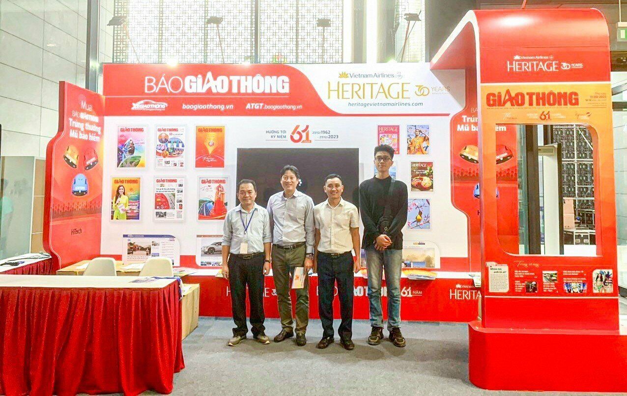 Đến 15h chiều nay, tại khu trưng b&agrave;y của B&aacute;o Giao th&ocirc;ng đ&atilde; ho&agrave;n th&agrave;nh c&ocirc;ng t&aacute;c chuẩn bị sẵn s&agrave;ng cho buổi khai mạc ng&agrave;y mai.