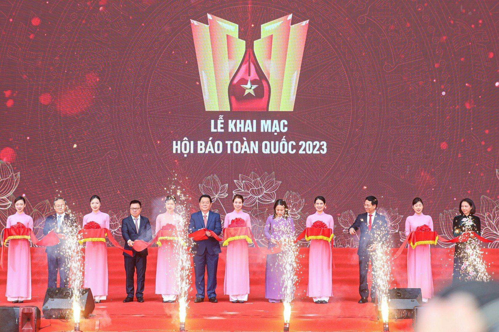S&aacute;ng nay (17/3), Hội B&aacute;o to&agrave;n quốc 2023 do Hội Nh&agrave; b&aacute;o Việt Nam v&agrave; UBND TP H&agrave; Nội đồng chủ tr&igrave; phối hợp với Ban Tuy&ecirc;n gi&aacute;o Trung ương, Bộ Th&ocirc;ng tin v&agrave; truyền th&ocirc;ng, Bộ Văn h&oacute;a, thể thao v&agrave; du lịch tổ chức với chủ đề "Đo&agrave;n kết - Chuy&ecirc;n nghiệp - Văn h&oacute;a - S&aacute;ng tạo" ch&iacute;nh thức khai mạc tại Bảo t&agrave;ng H&agrave; Nội.