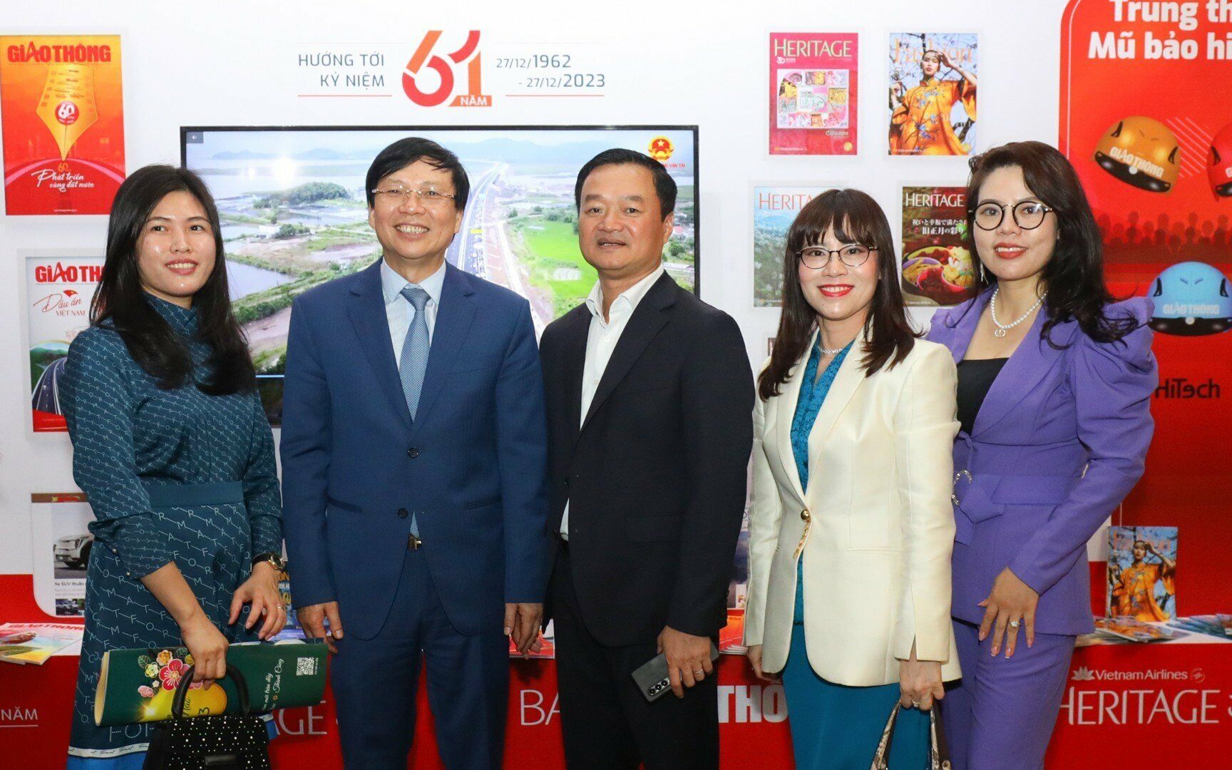 Nh&agrave; b&aacute;o Hồ Quang Lợi, nguy&ecirc;n Ph&oacute; Chủ tịch Thường trực Hội nh&agrave; b&aacute;o Việt Nam chụp ảnh c&ugrave;ng Tổng bi&ecirc;n tập B&aacute;o Giao th&ocirc;ng Nguyễn B&aacute; Ki&ecirc;n.