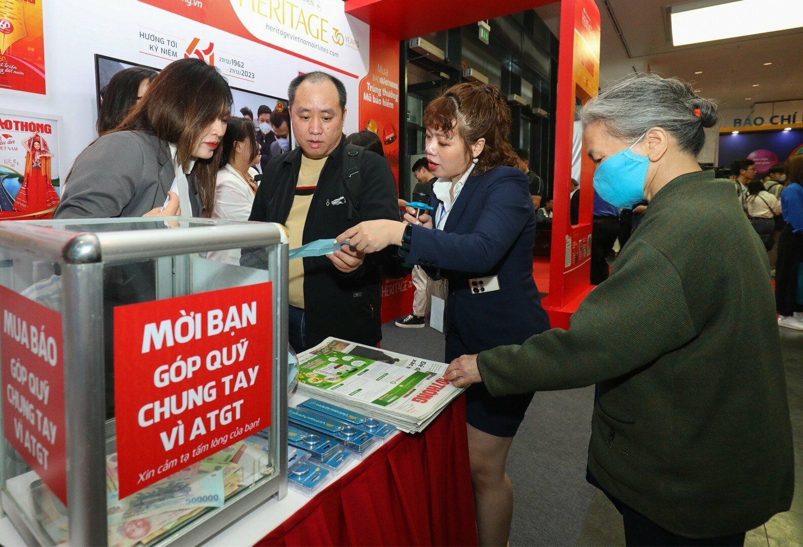 Như c&aacute;c năm trước, ngo&agrave;i trưng b&agrave;y c&aacute;c ấn phẩm b&aacute;o ch&iacute;, B&aacute;o Giao th&ocirc;ng c&ograve;n tổ chức tr&ograve; chơi trả lời c&acirc;u hỏi về kiến thức an to&agrave;n giao th&ocirc;ng.