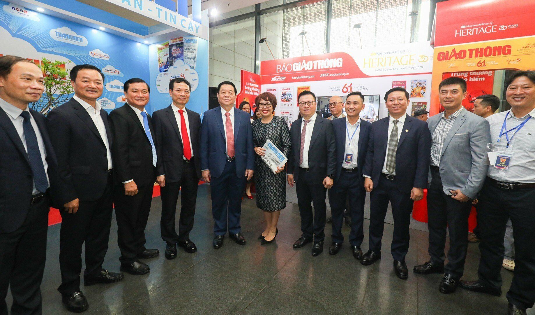 C&aacute;c &ocirc;ng Nguyễn Trọng Nghĩa, Nguyễn Mạnh H&ugrave;ng, Chủ tịch Hội Nh&agrave; b&aacute;o Việt Nam L&ecirc; Quốc Minh v&agrave; c&aacute;c l&atilde;nh đạo bộ, ng&agrave;nh chụp ảnh lưu niệm trước gian trưng b&agrave;y của B&aacute;o Giao th&ocirc;ng.