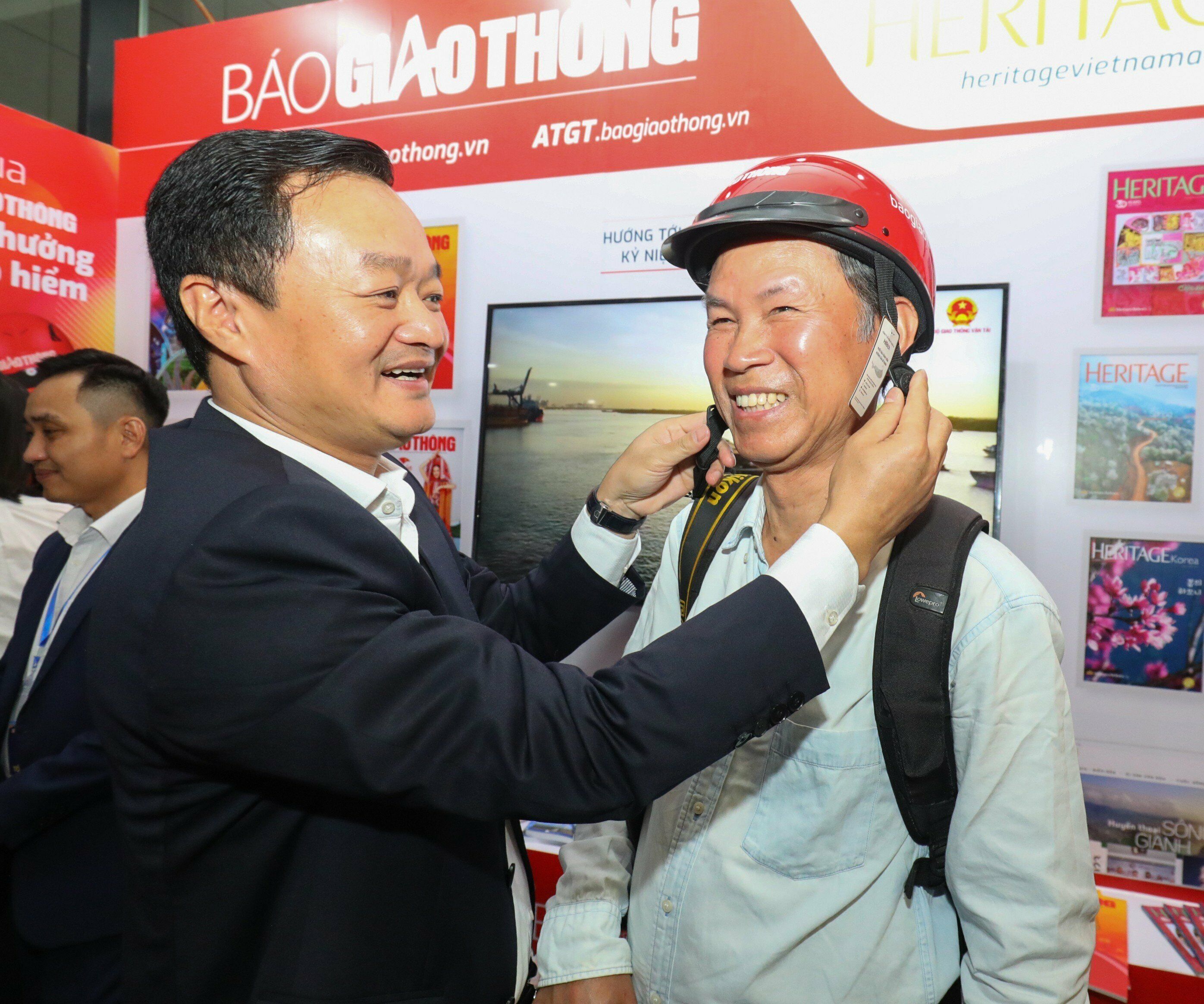 Phần thưởng cho những người tham gia tr&ograve; chơi l&agrave; một chiếc mũ bảo hiểm (Tổng bi&ecirc;n tập B&aacute;o Giao th&ocirc;ng Nguyễn B&aacute; Ki&ecirc;n trao mũ bảo hiểm cho người trả lời đ&uacute;ng c&acirc;u hỏi).