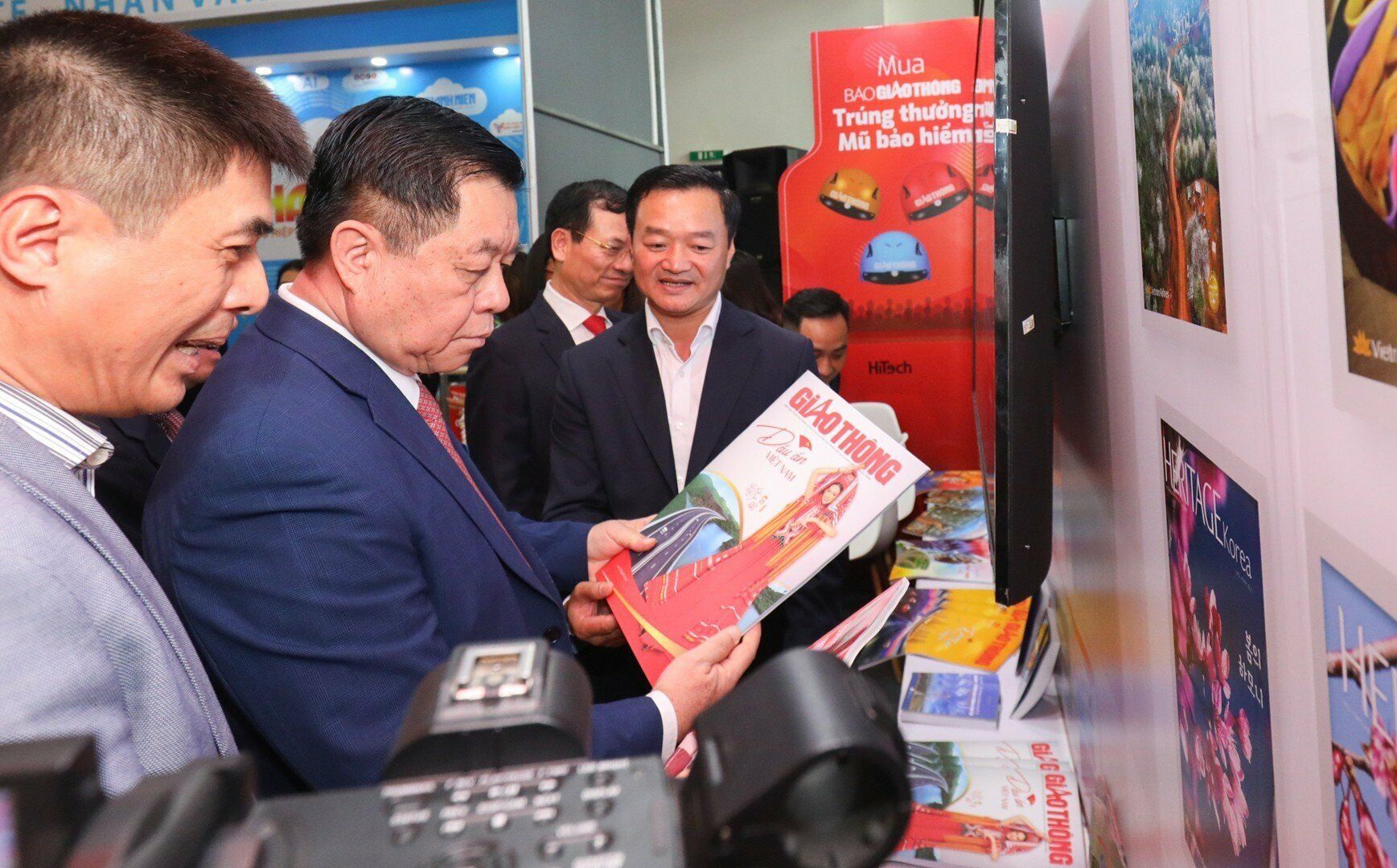 Sau lễ khai mạc Hội B&aacute;o, Trưởng Ban Tuy&ecirc;n gi&aacute;o Trung ương Nguyễn Trọng Nghĩa, Bộ trưởng Bộ Th&ocirc;ng tin v&agrave; truyền th&ocirc;ng Nguyễn Mạnh H&ugrave;ng đ&atilde; tới thăm gian h&agrave;ng của B&aacute;o Giao th&ocirc;ng.
