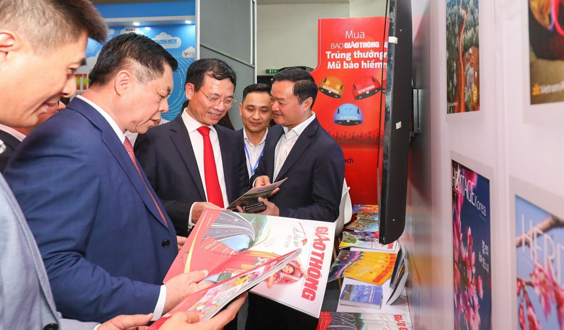Trưởng Ban Tuy&ecirc;n gi&aacute;o Trung ương Nguyễn Trọng Nghĩa v&agrave; Bộ trưởng Bộ Th&ocirc;ng tin v&agrave; truyền th&ocirc;ng Nguyễn Mạnh H&ugrave;ng quan t&acirc;m đến những ấn phẩm của B&aacute;o Giao th&ocirc;ng.