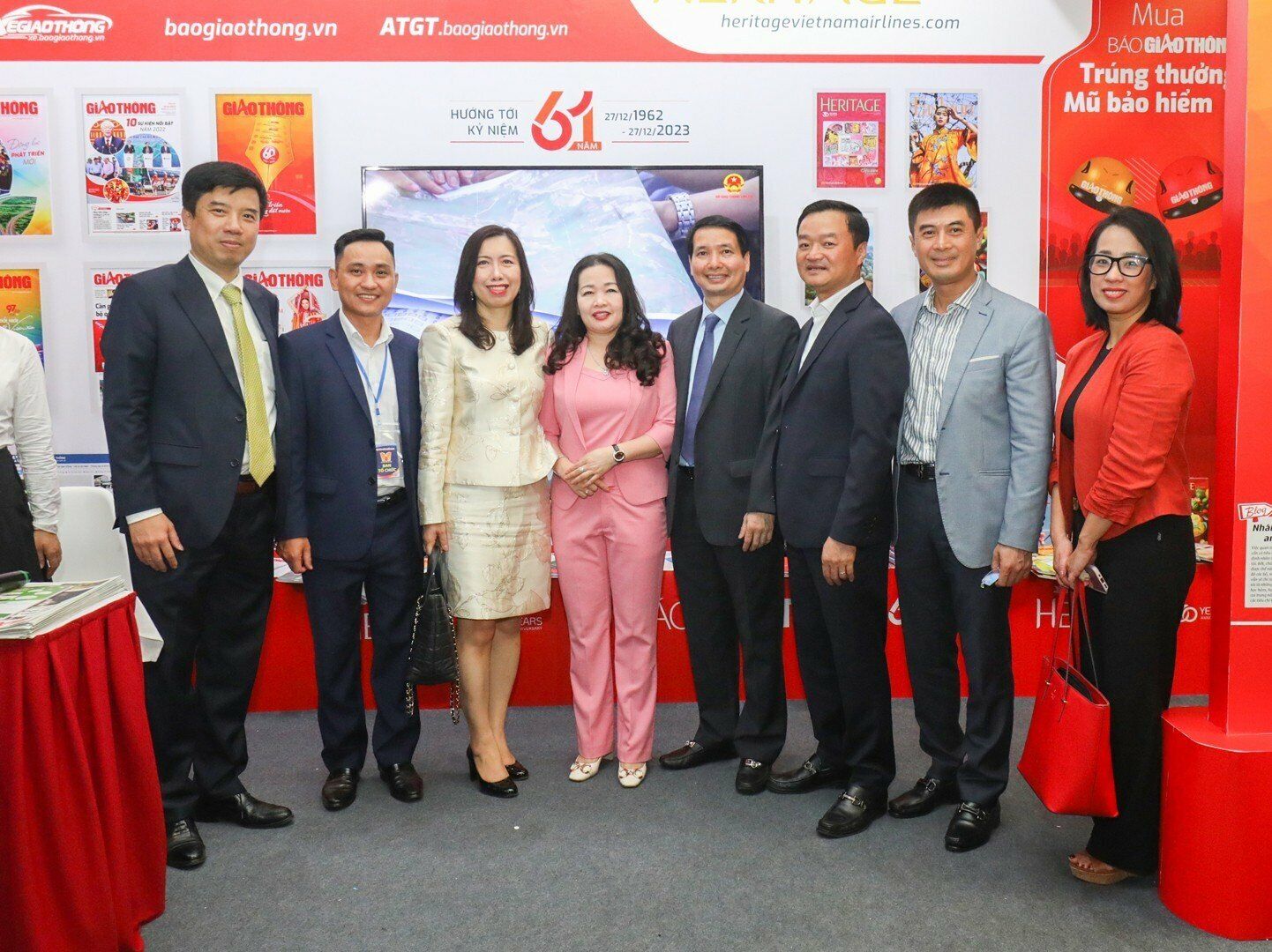 &Ocirc;ng Phạm Th&aacute;i H&agrave;, Ph&oacute; Chủ nhiệm Văn ph&ograve;ng Quốc hội ki&ecirc;m Trợ l&yacute; Chủ tịch Quốc hội  (thứ 5 từ tr&aacute;i) v&agrave; Thứ trưởng Bộ Ngoại giao L&ecirc; Thị Thu Hằng (thứ 3 từ tr&aacute;i) chụp ảnh lưu niệm c&ugrave;ng Ban bi&ecirc;n tập B&aacute;o Giao th&ocirc;ng.