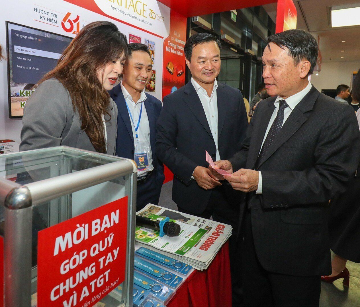 Ph&oacute; Chủ tịch Thường trực Hội Nh&agrave; b&aacute;o Việt Nam Nguyễn Đức Lợi thăm gian b&aacute;o của B&aacute;o Giao th&ocirc;ng v&agrave; tham gia phần tr&ograve; chơi t&igrave;m hiểu về kiến thức an to&agrave;n giao th&ocirc;ng,