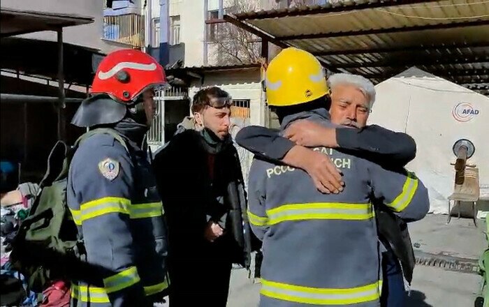 Thủ tướng b&agrave;y tỏ: "Qua phương tiện truyền th&ocirc;ng, t&ocirc;i c&ograve;n được biết những h&agrave;nh động gi&uacute;p đỡ c&aacute;c nạn nh&acirc;n như sẻ chia những bữa ăn, dựng lều, nh&oacute;m bếp sưởi hay trao đi những nụ cười, những giọt nước mắt, động vi&ecirc;n, sự thăm hỏi cởi mở, ch&acirc;n th&agrave;nh&hellip; của c&aacute;c đồng ch&iacute;. Những kỷ niệm, h&igrave;nh ảnh c&aacute;c đồng ch&iacute; thực hiện nhiệm vụ sẽ khắc s&acirc;u trong t&acirc;m tr&iacute; c&aacute;c đồng ch&iacute;, t&acirc;m tr&iacute; người d&acirc;n Thổ Nhĩ Kỳ v&agrave; nh&acirc;n l&ecirc;n niềm tự h&agrave;o l&agrave; người d&acirc;n Việt Nam".