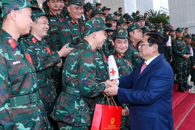 Thủ tướng Phạm Minh Ch&iacute;nh tr&ograve; chuyện với c&aacute;c chiến sĩ trong đo&agrave;n c&ocirc;ng t&aacute;c tham gia cứu nạn, cứu hộ tại Thổ Nhĩ Kỳ.