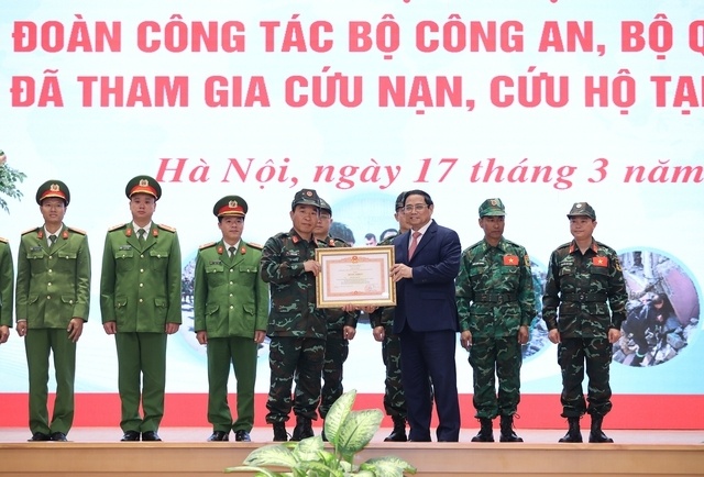 Thủ tướng nhấn mạnh việc tham gia t&igrave;m kiếm, cứu nạn cứu hộ thảm họa động đất tại Thổ Nhĩ Kỳ đ&atilde; đ&oacute;ng g&oacute;p, chia sẻ sức lực của Việt Nam đối với nh&acirc;n d&acirc;n Thổ Nhĩ Kỳ; khẳng định uy t&iacute;n, năng lực của Việt Nam trong giải quyết c&aacute;c vấn đề quốc tế. Trong ảnh, Thủ tướng trao bằng khen cho c&aacute; nh&acirc;n v&agrave; tập thể c&oacute; th&agrave;nh t&iacute;ch suất sắc trong c&ocirc;ng t&aacute;c hỗ trợ nh&acirc;n đạo v&agrave; cứu trợ thảm họa động đất tại Thổ Nhĩ Kỳ.