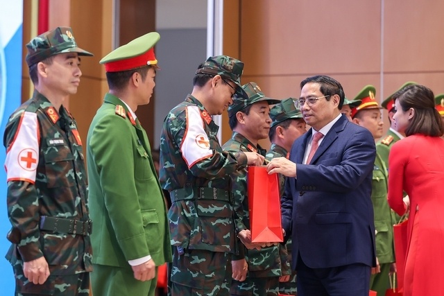 Theo Thủ tướng, qua việc tham gia cứu hộ, cứu nạn thảm họa động đất tại Thổ Nhĩ Kỳ vừa qua, ch&uacute;ng ta c&oacute; thể r&uacute;t ra c&aacute;c b&agrave;i học kinh nghiệm trong việc triển khai c&aacute;c hoạt động ở nước ngo&agrave;i, đ&aacute;nh gi&aacute; kỹ lưỡng về năng lực ứng ph&oacute; c&aacute;c vấn đề an ninh phi truyền thống.
