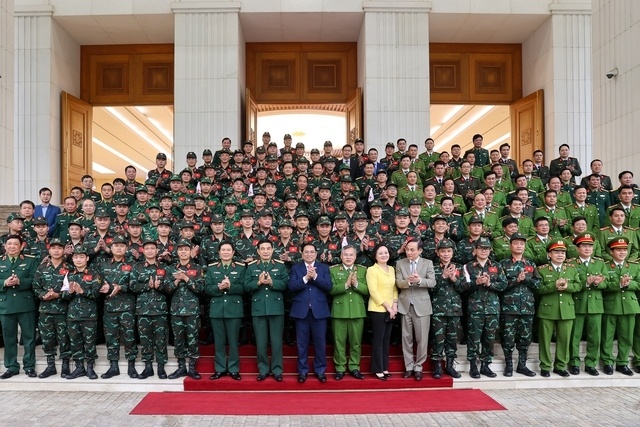 Thủ tướng Phạm Minh Ch&iacute;nh chụp ảnh c&ugrave;ng c&aacute;c đại biểu v&agrave; đo&agrave;n c&ocirc;ng t&aacute;c của Bộ C&ocirc;ng an, Bộ Quốc ph&ograve;ng tham gia cứu nạn, cứu hộ tại Thổ Nhĩ Kỳ.