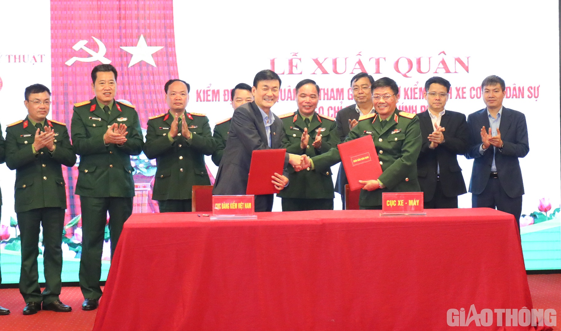 Trước đ&oacute;, chiều 18/3, Cục Đăng kiểm VN (Bộ GTVT) v&agrave; Tổng cục Kỹ thuật (Bộ Quốc ph&ograve;ng) đ&atilde; phối hợp tổ chức Lễ khai mạc lớp tập huấn v&agrave; Lễ xuất qu&acirc;n kiểm định vi&ecirc;n qu&acirc;n sự tham gia hỗ trợ kiểm định xe cơ giới d&acirc;n sự theo chỉ đạo của Ch&iacute;nh phủ