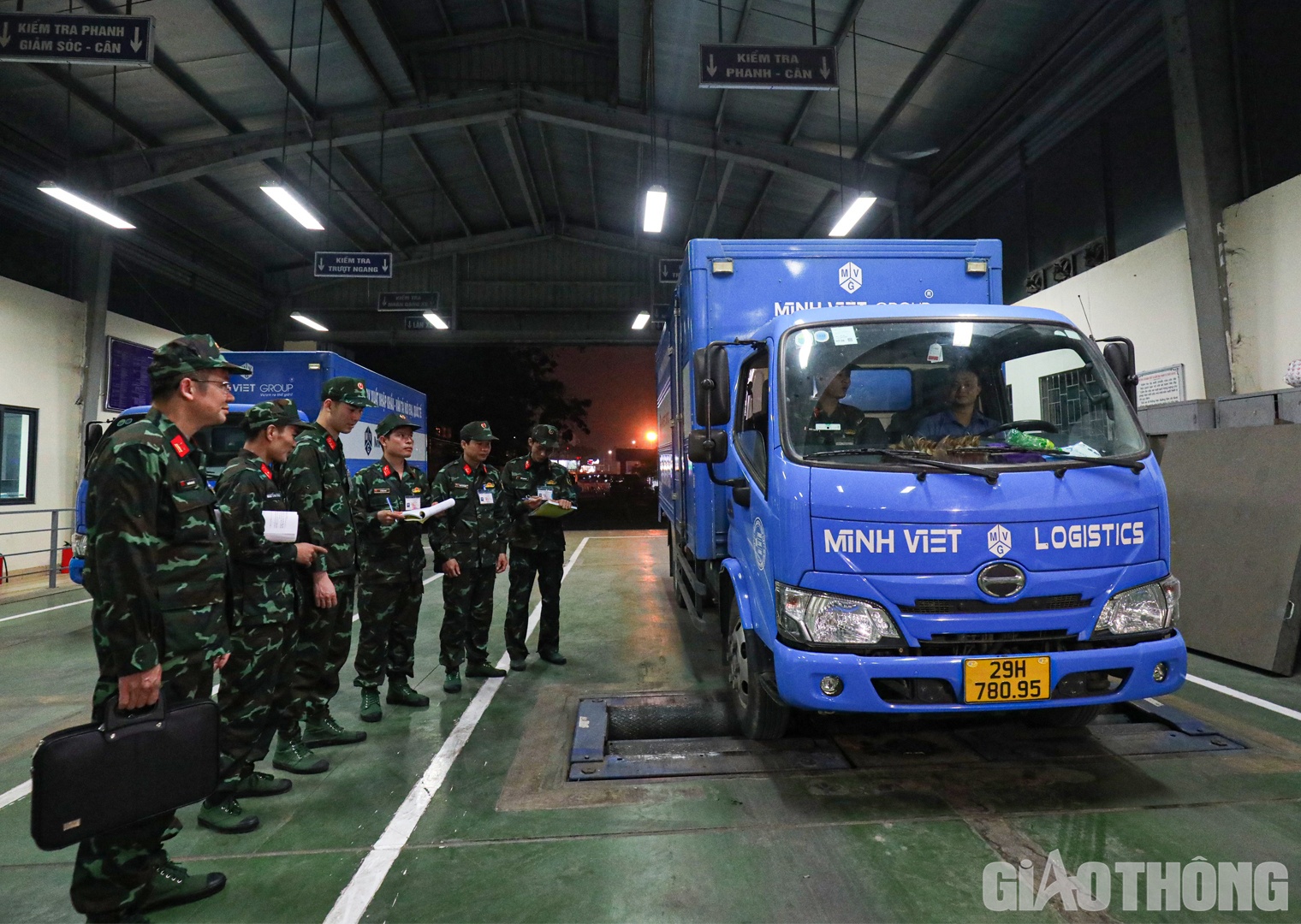 Tối 18/3, ngay sau buổi tập huấn l&yacute; thuyết tổ chức tại Cục Đăng kiểm VN, c&aacute;c kiểm định vi&ecirc;n qu&acirc;n sự đ&atilde; được ph&acirc;n c&ocirc;ng về c&aacute;c trung t&acirc;m đăng kiểm ở H&agrave; Nội để thực h&agrave;nh tr&ecirc;n d&acirc;y chuyền kiểm định