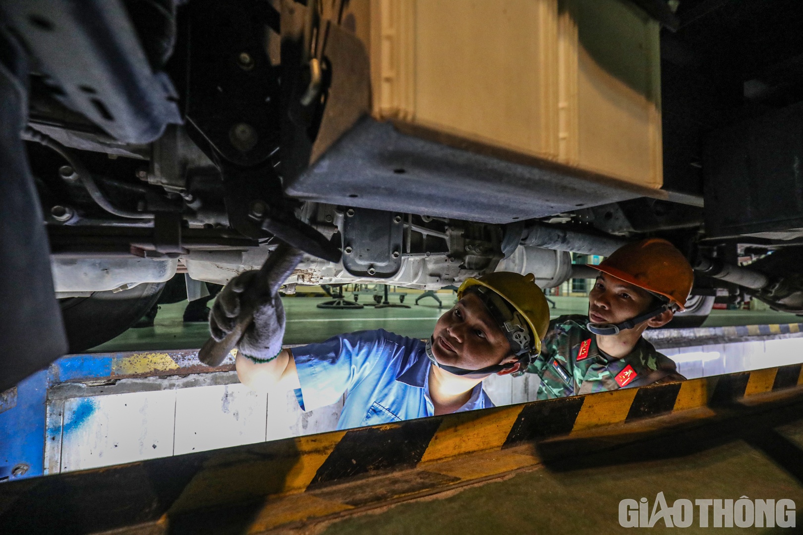 C&aacute;c kiểm định vi&ecirc;n được hướng dẫn v&agrave; trực tiếp thực h&agrave;nh 5 c&ocirc;ng đoạn trong quy tr&igrave;nh kiểm định xe cơ giới d&acirc;n sự