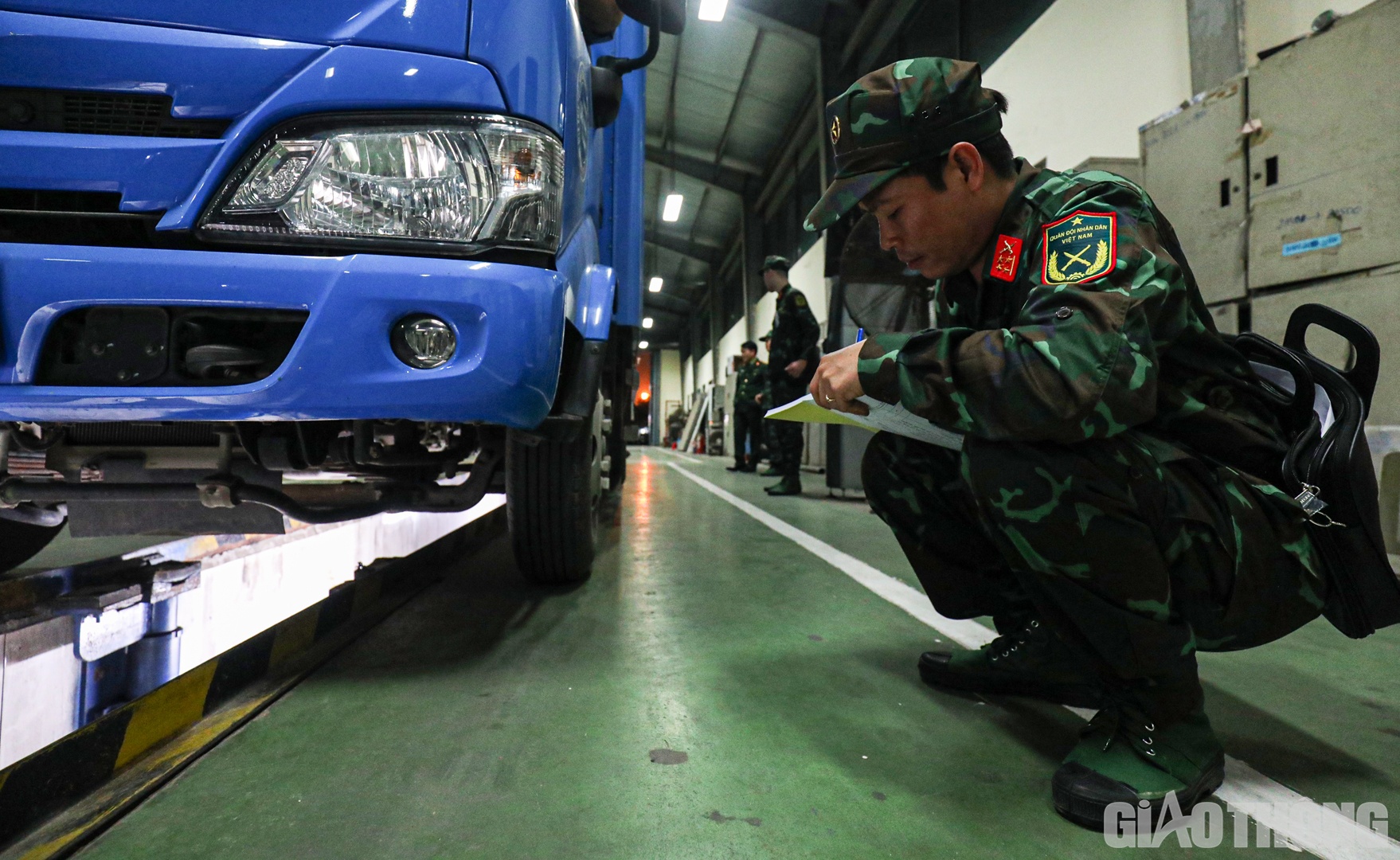 Tại Trung t&acirc;m đăng kiểm 2903S tối 18/3, c&aacute;c đăng kiểm vi&ecirc;n của trung t&acirc;m v&agrave; chuy&ecirc;n vi&ecirc;n Ph&ograve;ng Kiểm định xe cơ giới, Cục Đăng kiểm VN đ&atilde; tập trung hướng dẫn thực h&agrave;nh cho khoảng 8 kiểm định vi&ecirc;n qu&acirc;n sự để gi&uacute;p c&aacute;c kiểm định vi&ecirc;n l&agrave;m quen với c&aacute;c c&ocirc;ng đoạn kiểm định tr&ecirc;n d&acirc;y chuyền đăng kiểm xe cơ giới