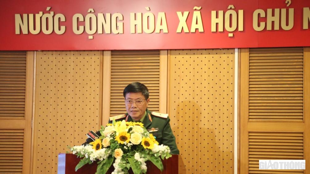 Tại lễ Khai mạc lớp tập huấn, Thiếu tướng Dương Xu&acirc;n Nam, Cục trưởng Cục Xe - M&aacute;y biểu dương c&aacute;c kiểm định vi&ecirc;n từ c&aacute;c đơn vị kiểm định trong to&agrave;n qu&acirc;n đ&atilde; khắc phục kh&oacute; khăn, đến dự lớp tập huấn đầy đủ, đ&uacute;ng th&agrave;nh phần triệu tập, đ&uacute;ng thời gian quy định. V&agrave; đề nghị c&aacute;c kiểm định vi&ecirc;n tập trung cao độ, nhanh ch&oacute;ng tiếp thu kiến thức, kinh nghiệm để thực hiện nhiệm vụ được ngay khi được ph&acirc;n c&ocirc;ng về c&aacute;c trung t&acirc;m đăng kiểm