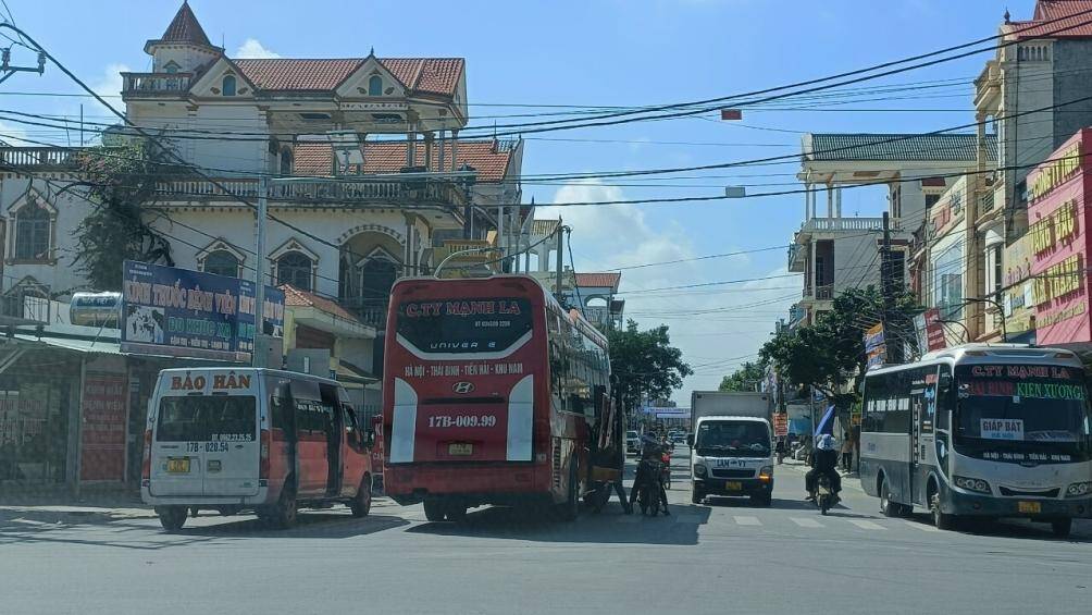 Ghi nhận của PV B&aacute;o Giao th&ocirc;ng, thời gian gần đ&acirc;y, trước cổng Bệnh viện Đa khoa Nam Tiền Hải, tỉnh Th&aacute;i B&igrave;nh xuất hiện nhiều xe kh&aacute;ch, xe tiện chuyến, taxi, xe &ocirc;m&hellip; thường xuy&ecirc;n tập trung lấn chiếm l&ograve;ng, lề đường để đ&oacute;n, trả kh&aacute;ch.