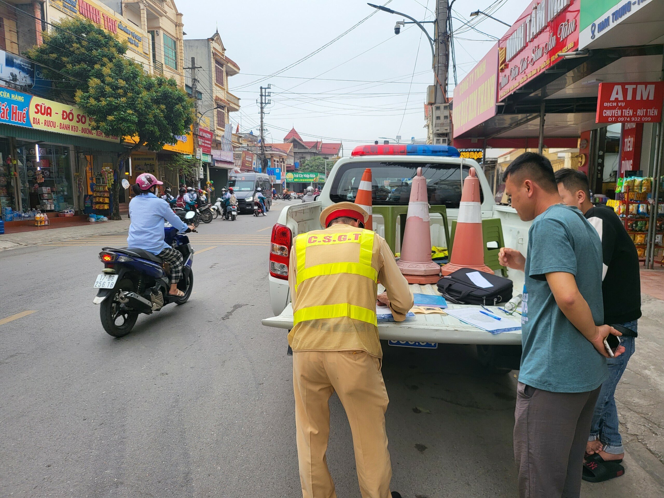 Đại &uacute;y B&ugrave;i Văn Thuấn, c&aacute;n bộ Đội CSGT, C&ocirc;ng an huyện Tiền Hải cho biết, qua phản &aacute;nh, lực lượng c&ocirc;ng an sẽ v&agrave;o cuộc xử l&yacute; nghi&ecirc;m c&aacute;c trường hợp xe &ocirc; t&ocirc; chiếm dụng l&ograve;ng đường l&agrave;m điểm đ&oacute;n trả kh&aacute;ch để lập lại trật tự giao th&ocirc;ng tại khu vực cổng Bệnh viện Nam Tiền Hải.