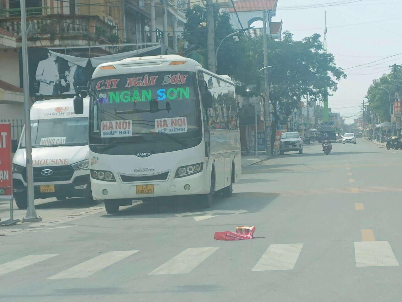 C&aacute;c xe n&agrave;y đỗ dừng chiếm dụng l&ograve;ng đường, kh&aacute;ch l&ecirc;n xuống xe lộn xộn, khiến khu vực trước cổng bệnh viện n&agrave;y c&oacute; l&uacute;c trở l&ecirc;n hỗn loạn.