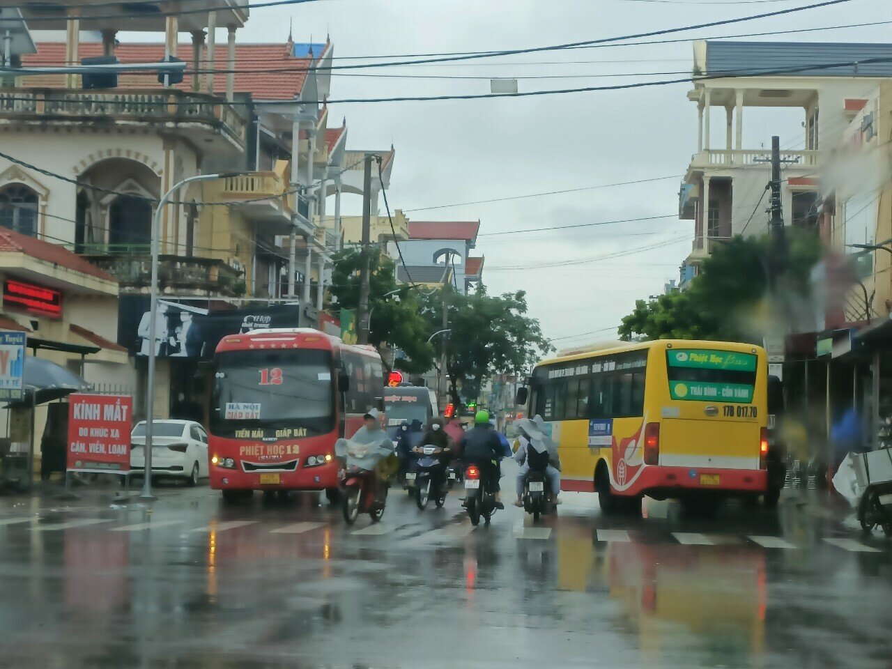 Điển h&igrave;nh như c&aacute;c xe bu&yacute;t Phiệt Học BKS 17B-017.91; 17B-018.08;17B-017.70; 17B-018.20; xe kh&aacute;ch Ng&acirc;n Sơn BKS 17F-000.95; xe kh&aacute;ch Đ&igrave;nh Văn BKS 17B-011-14; xe kh&aacute;ch Mạnh La BKS 17B-009.99; xe kh&aacute;ch Minh Lập BKS 17B-011.43; xe Limousine Phiệt Học BKS 17B-022.18; c&aacute;c xe Limousine BKS 17B-003.91, 17B-001.98, 17B-020.54, 17F-011.94&hellip; thường xuy&ecirc;n đ&oacute;n trả kh&aacute;ch tại khu vực cổng Bệnh viện Đa khoa Nam Tiền Hải.