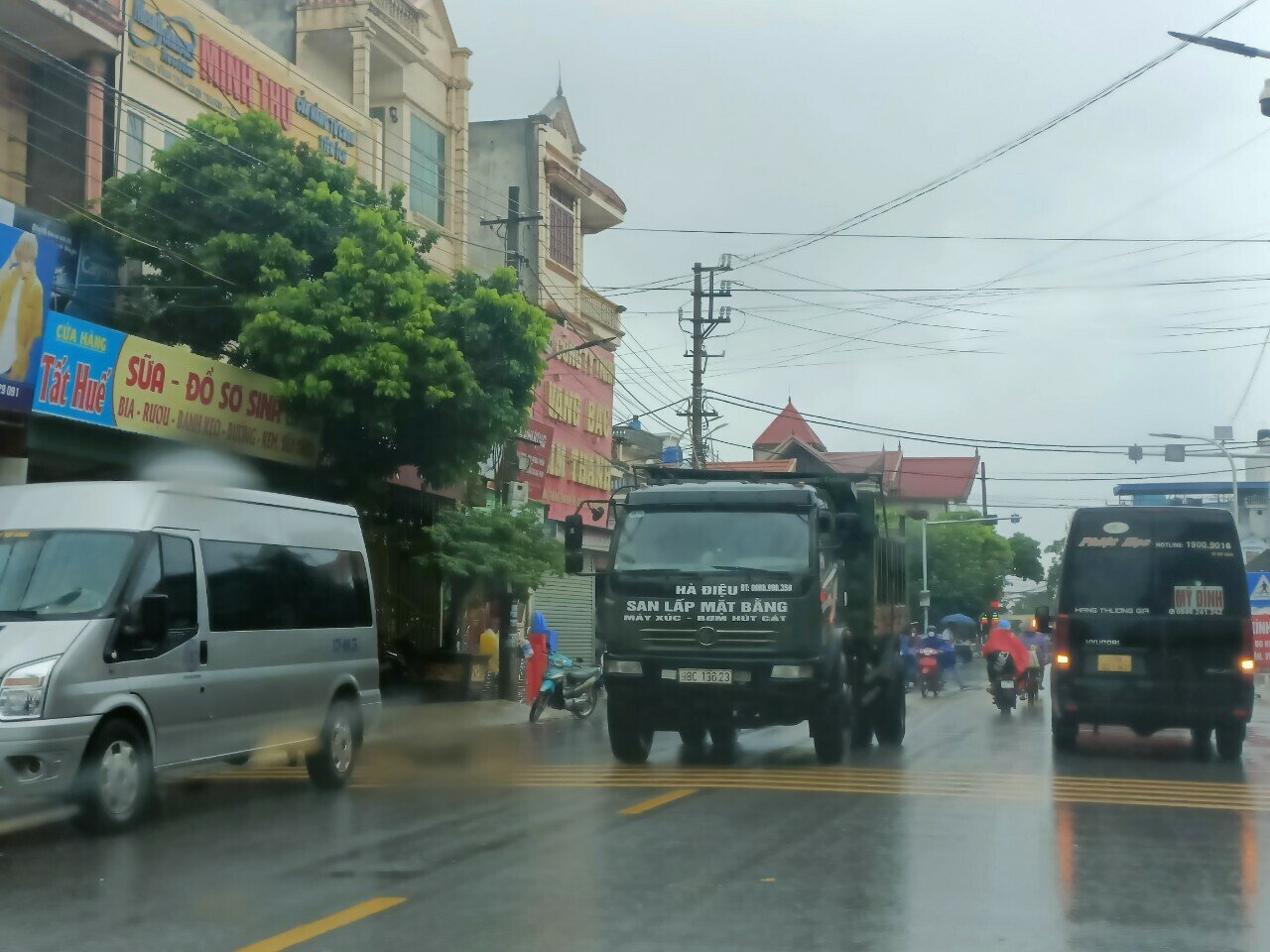 "Để lập lại trật tự ATGT khu vực n&agrave;y rất cần c&oacute; sự v&agrave;o cuộc của c&aacute;c lực lượng như Thanh tra giao th&ocirc;ng, Cảnh s&aacute;t giao th&ocirc;ng", &ocirc;ng Thế mong muốn.